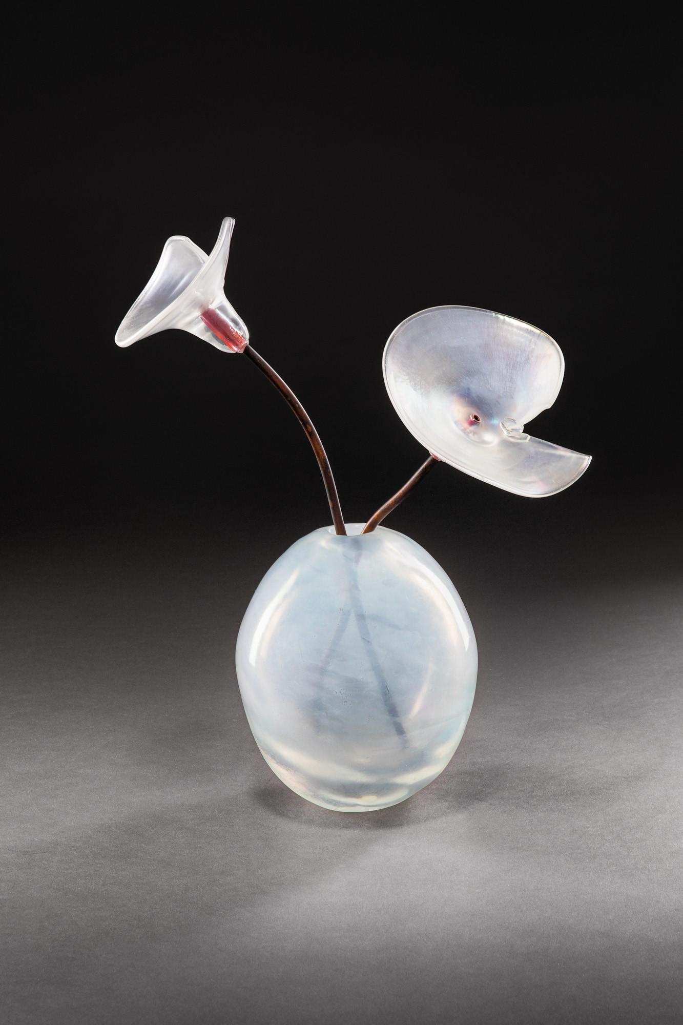 Giorgio Vigna - Fuochi iridati: Fuochi iridati Vetro soffiato iridescente e steli metallici. Venini, 2004 Firma incisa a punta: Venini 2004 Giorgio Vigna. Etichetta Venini. h cm 47,5, diam. max cm 38