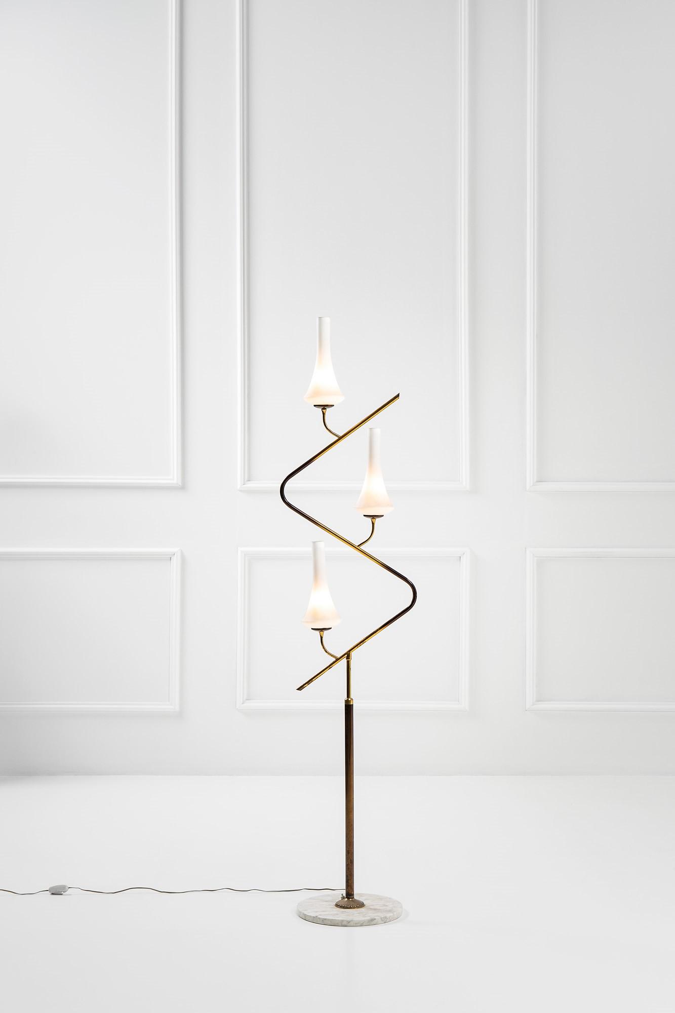 Stilnovo, Lampada da terra: Lampada da terra Ottone lucido, ottone verniciato, marmo, vetro opalino satinato. Prod. Stilnovo, 1950 ca. h cm 170, largh. max cm 40, diam. base cm 31
