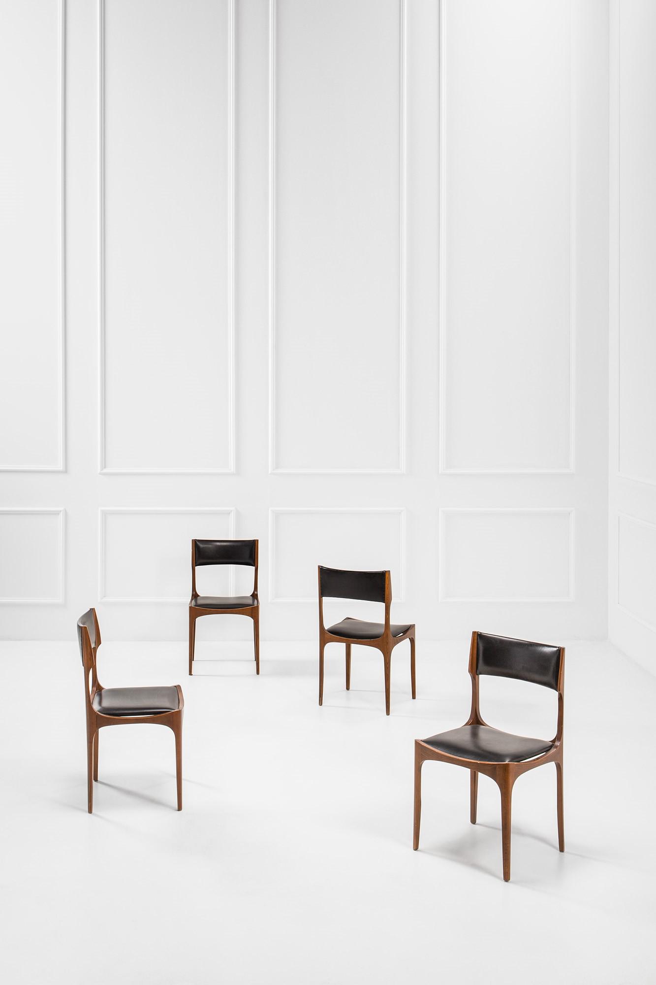 Giuseppe Gibelli, Quattro sedie mod. Elisabetta: Quattro sedie mod. Elisabetta Legno di faggio, similpelle. Prod. Sormani, 1961 ca. cm 83x47,5x43 Literature: Domus, n. 382, settembre 1961.