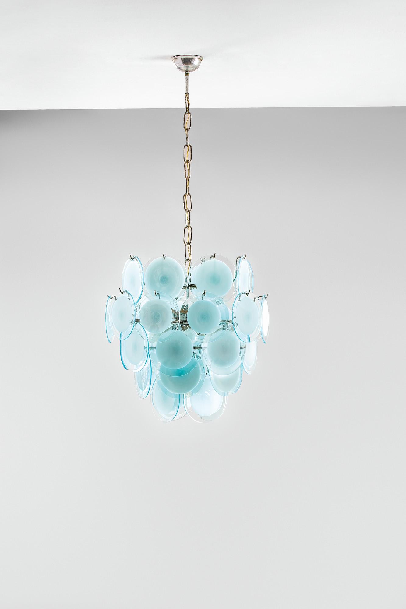 Vistosi, Lampadario: Lampadario Elementi in vetro azzurro con inclusione di vetro opalino. Prod. Vistosi, 1970 ca. h cm 108, diam. cm 45