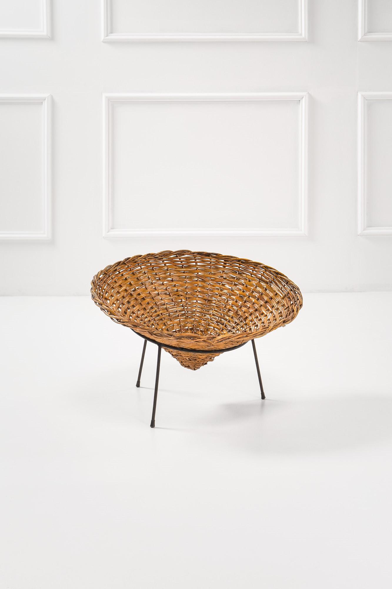 Roberto Mango (attr.), Portariviste: Portariviste Tondino di metallo verniciato, vimini intrecciato. 1960 ca. h cm 38, diam. cm 59