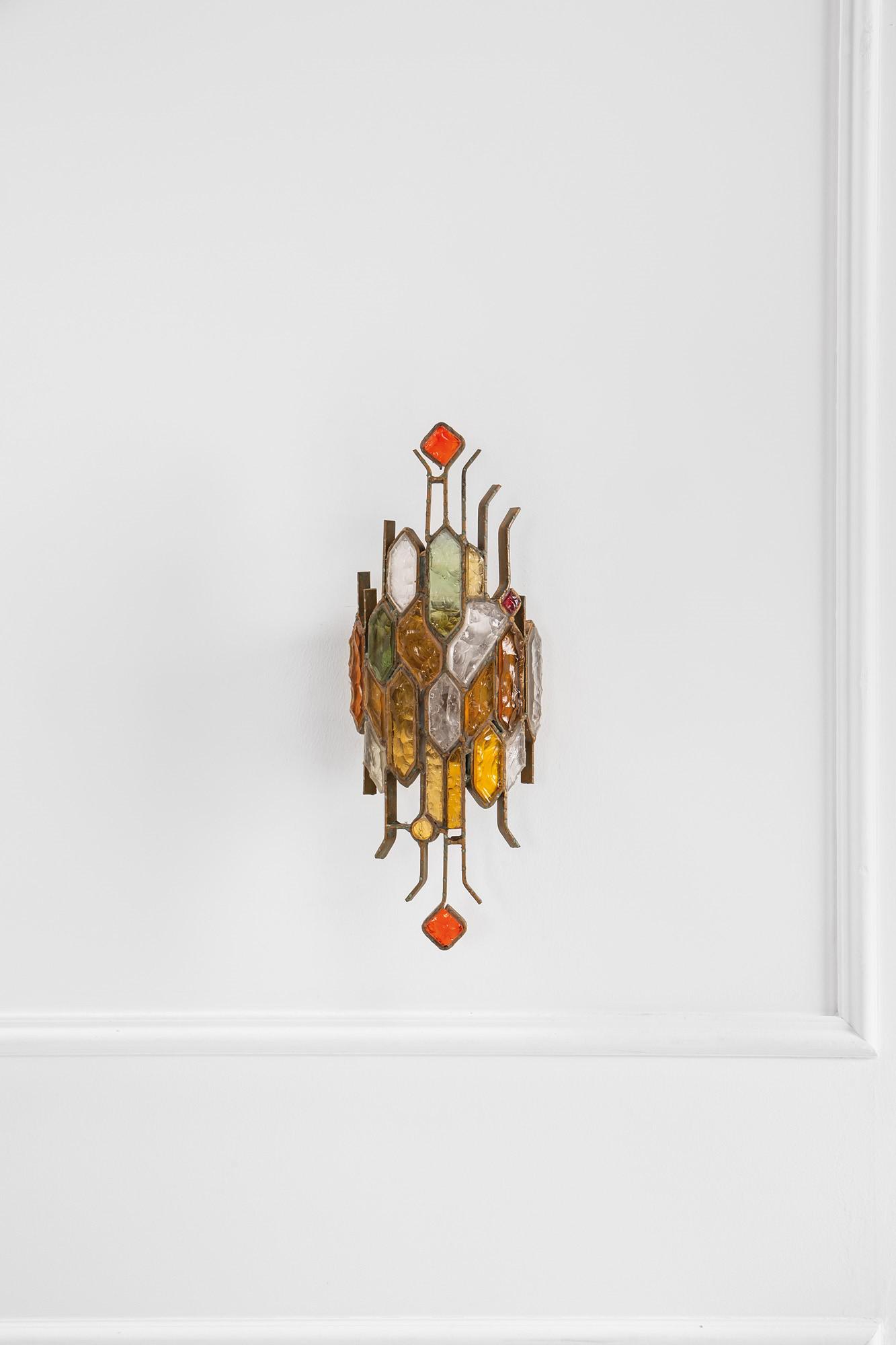 Poliarte, Lampada da parete: Lampada da parete Ferro verniciato, elementi in vetro policromo. Prod. Poliarte, 1970 ca. cm 46,5x18x12,5