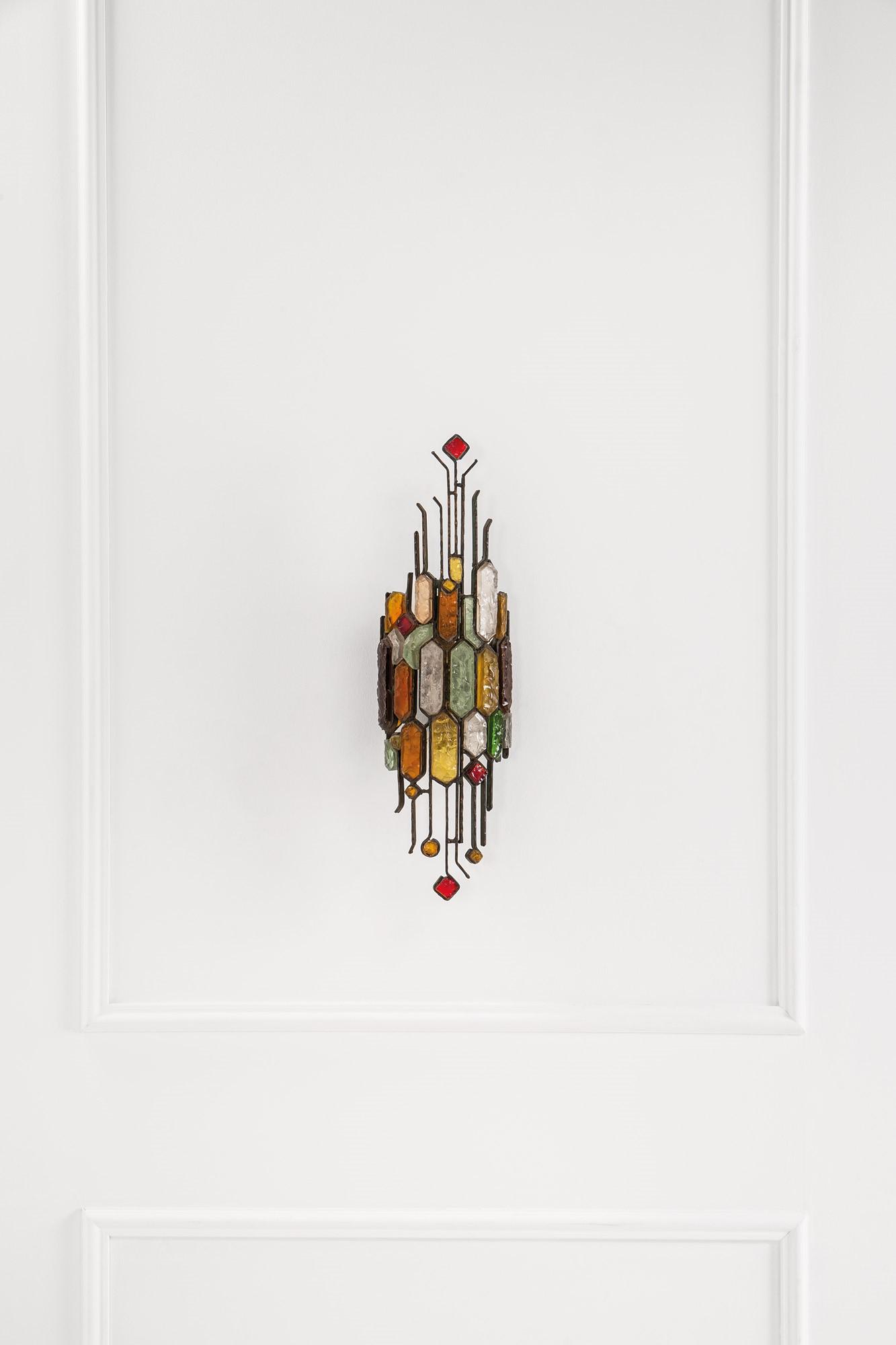 Poliarte, Lampada da parete: Lampada da parete Ferro verniciato, elementi in vetro policromo. Prod. Poliarte, 1970 ca. cm 62x19x12