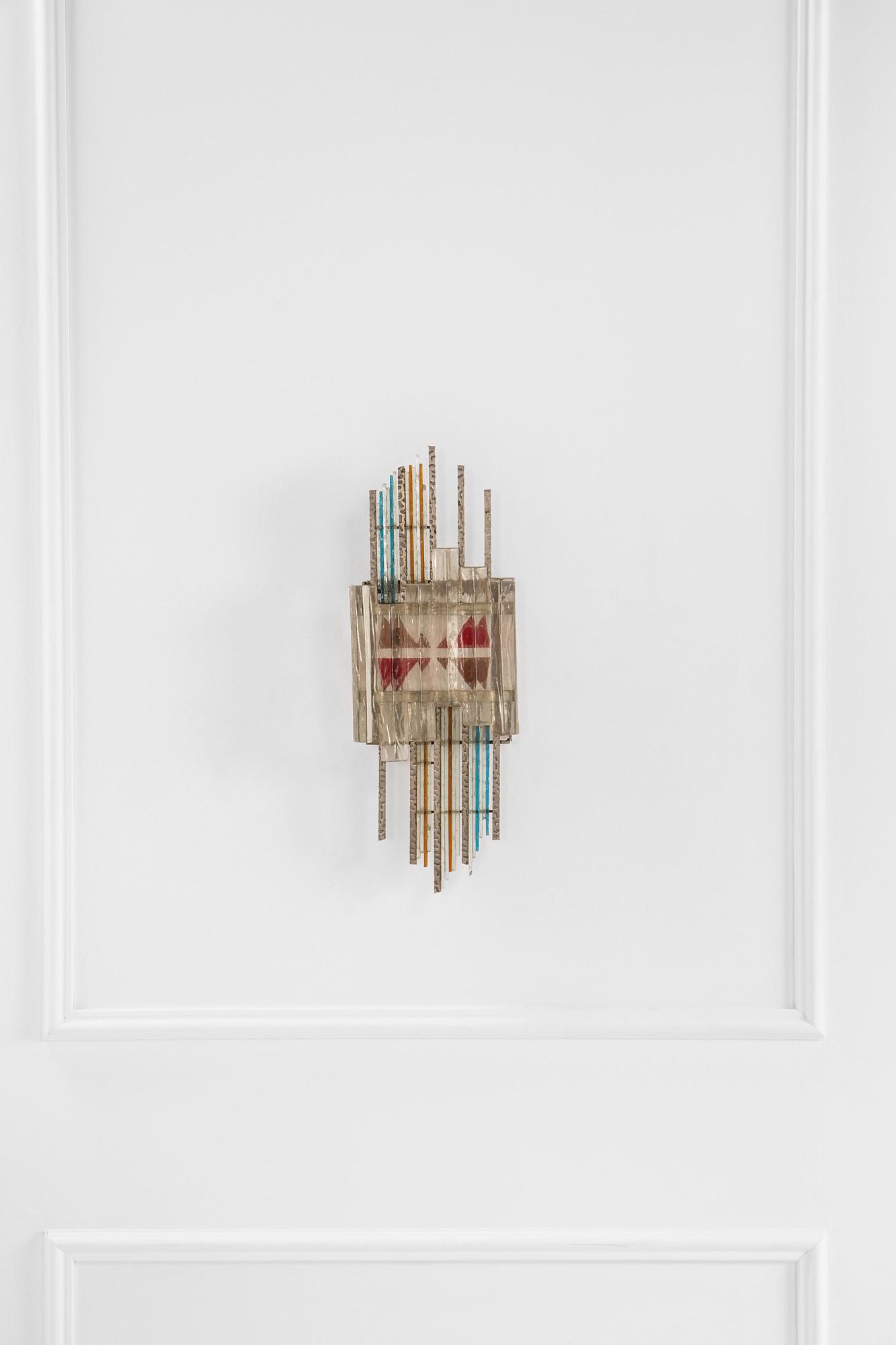 Poliarte, Lampada da parete: Lampada da parete Metallo nichelato, elementi in vetro policromo. Prod. Poliarte, 1970 ca. cm 56x22x6