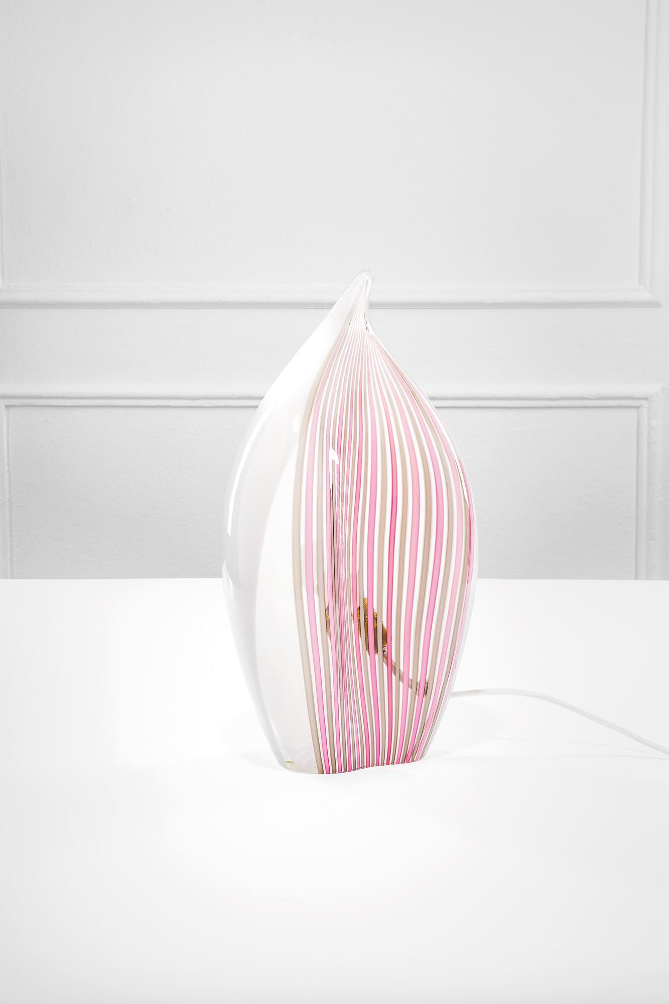 La Murrina, Lampada da tavolo: Lampada da tavoloVetro lattimo, vetro a canne policrome.Prod. La Murrina, 1980 ca.Firma incisa a punta La Murrina.h cm 52, largh. cm 28
