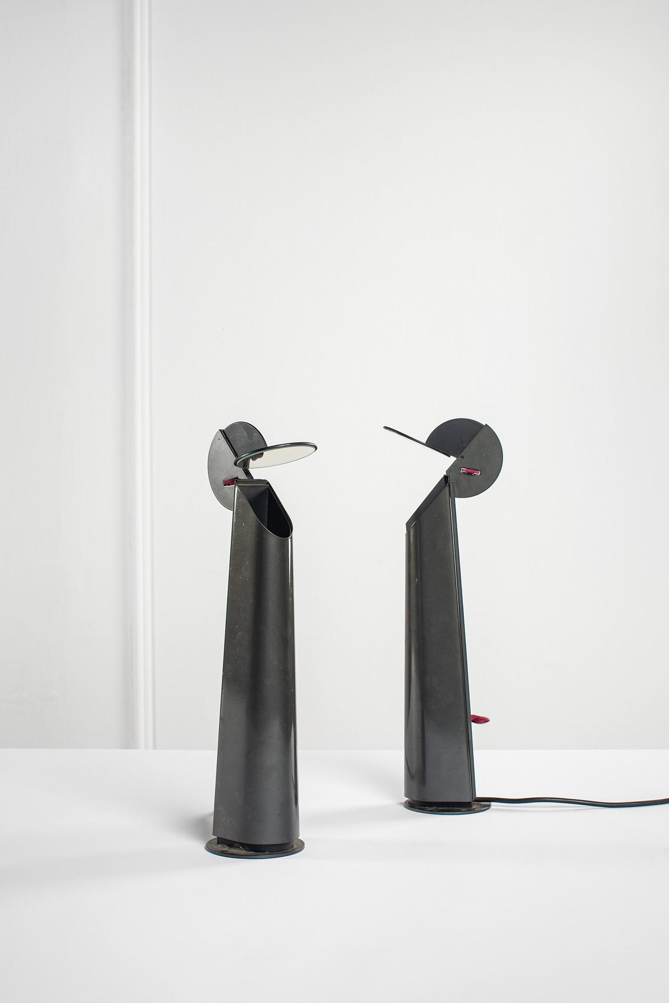 Achille Castiglioni, Coppia di lampade da tavolo mod. Gibigiana: Coppia di lampade da tavolo mod. GibigianaMetallo verniciato, vetro specchiato, alluminio.Prod. Flos, 1980 ca.Etichetta del produttore.h cm 43, largh. cm 10,5