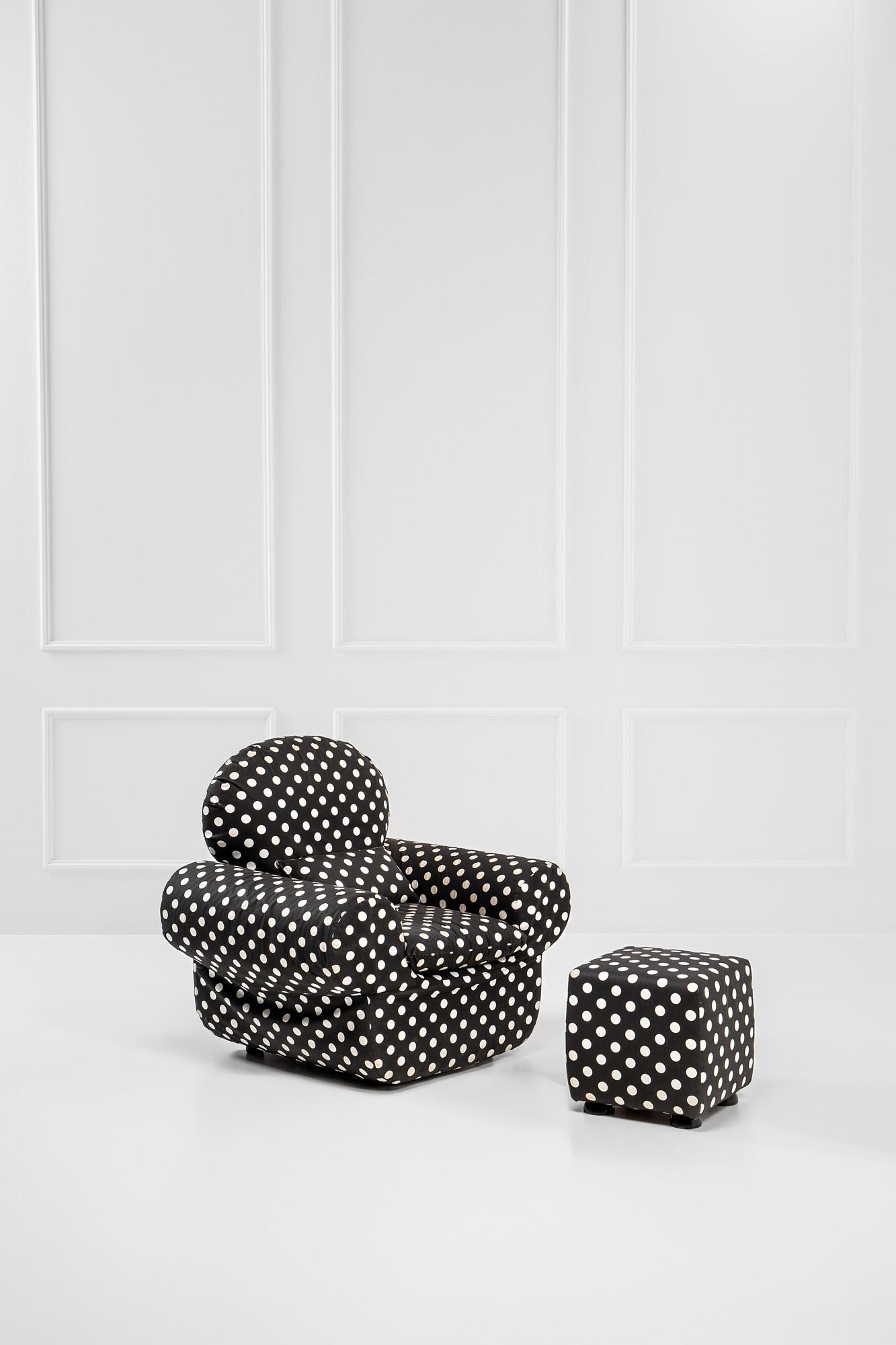 Studio '65 - Gufram, Poltrona Mickey e pouf Mouse: Poltrona Mickey e pouf MouseSchiuma espansa, tessuto elastico.Prototipo realizzato da.Studio 65 per la linea Multipli di Studio 65-Gufram.1970 ca.Certificato di autenticitÃ Arch. Anna Maria Rachett