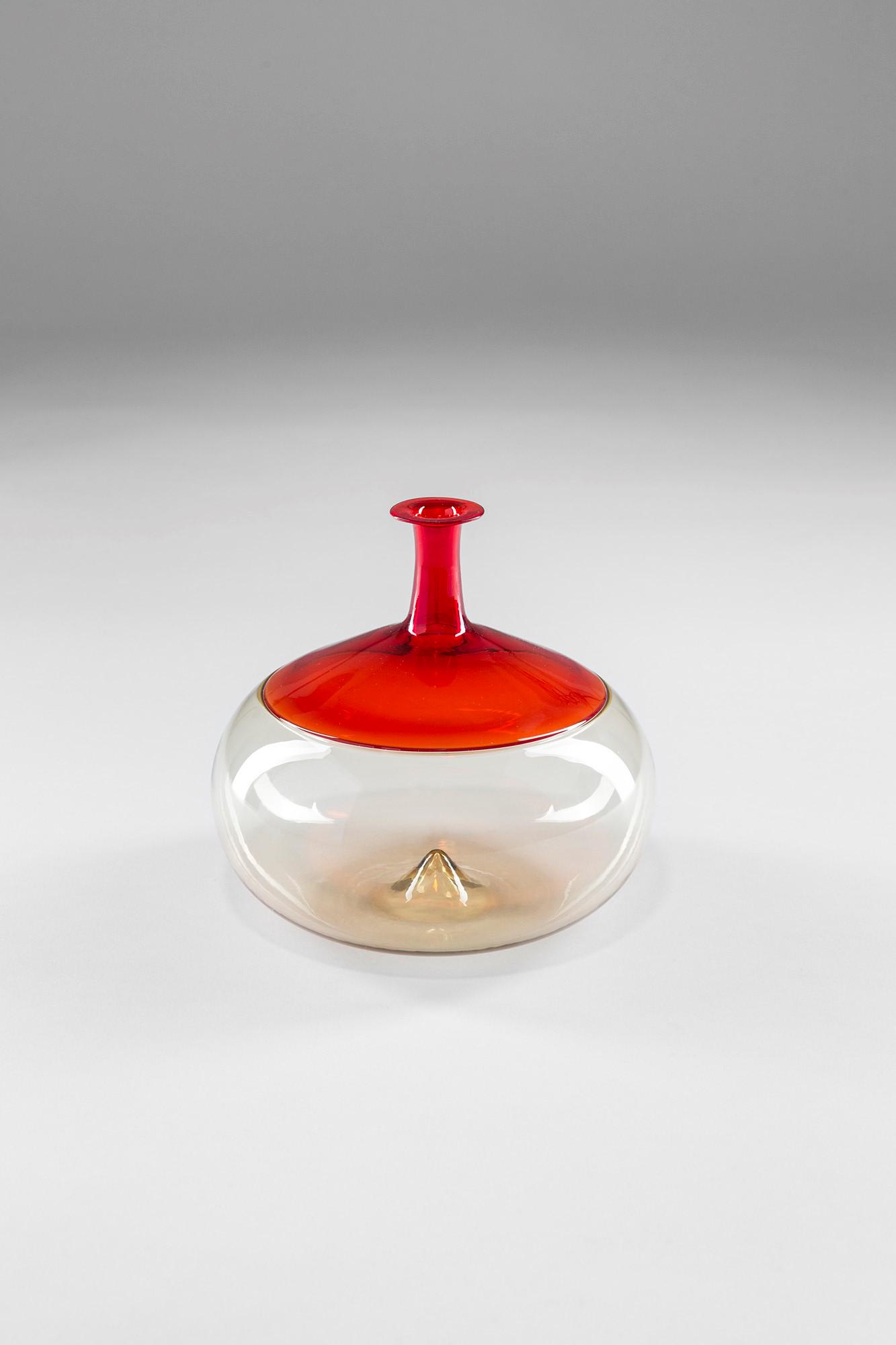 Tapio Wirkkala, Vaso della serie Bolle: Vaso della serie Bolle Vetro soffiato ad incalmo. Prod. Venini, 1986 Firma incisa a punta: Venini TW 88. Etichetta Venini Murano Made in Italy. h cm 18, largh. cm 19 Literature: Franco Deboni (a cura