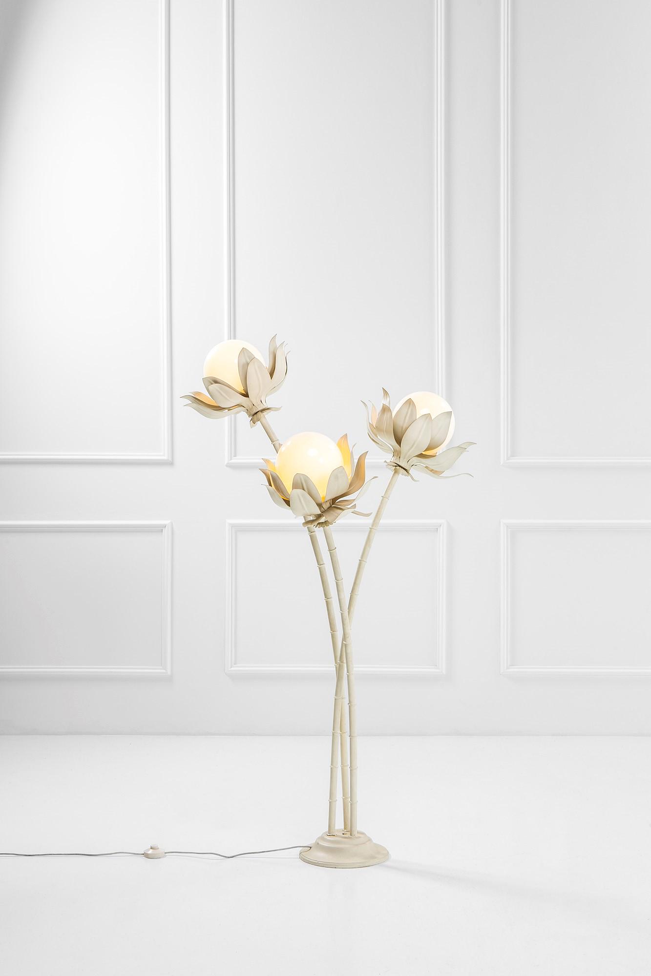 Sergio Terzani, Lampada da terra fitomorfa: Lampada da terra fitomorfa Metallo verniciato, vetro opalino. Prod. Tieffe Luce, 1970 ca Marchio in rilievo del produttore. cm 162x80x70 Literature: Pagina pubblicitaria d'epoca.