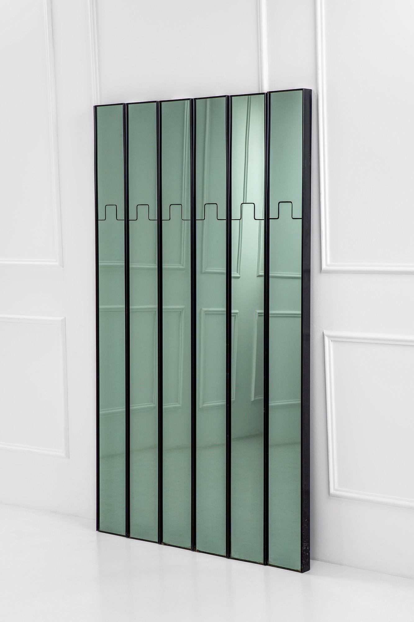 Luciano Bertoncini, Sistema componibile da parete mod. Gronda: Sistema componibile da parete mod. Gronda Plastica, cristallo specchiato. Composto da cinque moduli con appendiabiti e uno con solo specchio. Prod. Elco, 1970 ca. cm 200x20x6