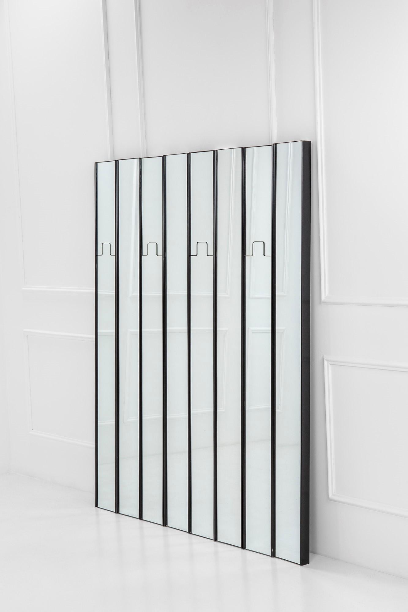 Luciano Bertoncini, Sistema componibile da parete mod. Gronda a otto moduli: Sistema componibile da parete mod. Gronda Plastica, cristallo specchiato. Composto da quattro moduli con appendiabiti e quattro solo specchio. Prod. Elco, 1970 ca. singolo modulo cm 200x20x6