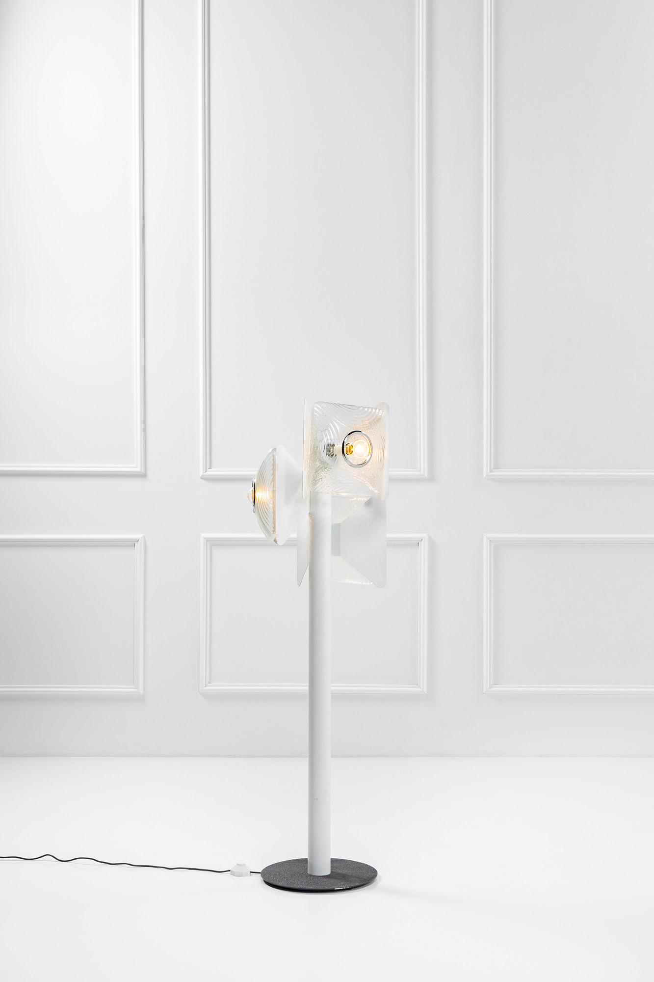 VeArt, Lampada da terra: Lampada da terra Ghisa, metallo verniciato, vetro stampato. Prod. Veart, 1980 ca. h. cm 144, diam. cm 45