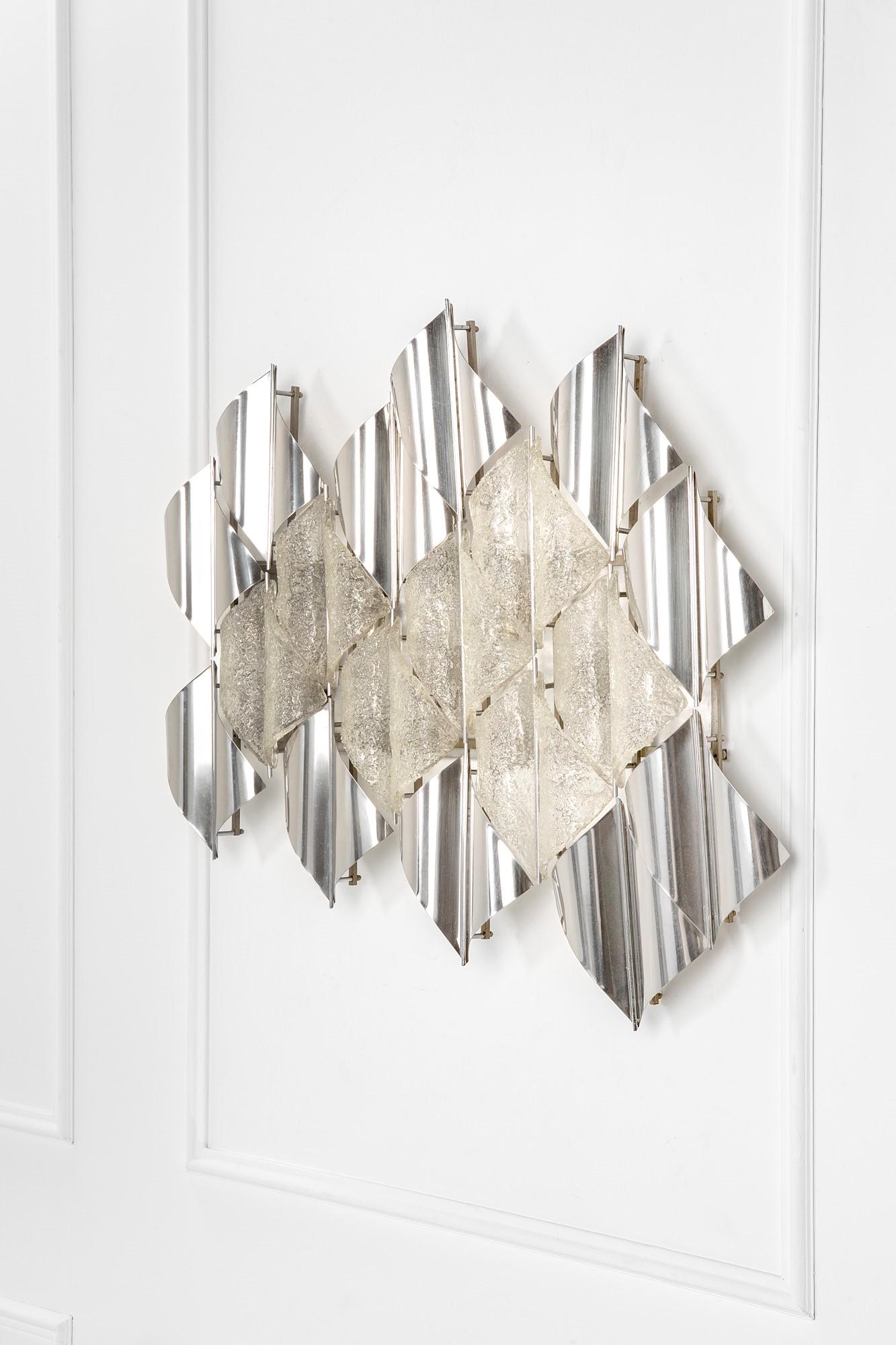 Gaetano Missaglia, Pannello luminoso: Pannello luminoso Metallo cromato, elementi in vetro curvato lavorato a caldo. Prod. Missaglia, 1970 ca. cm 87x95x8