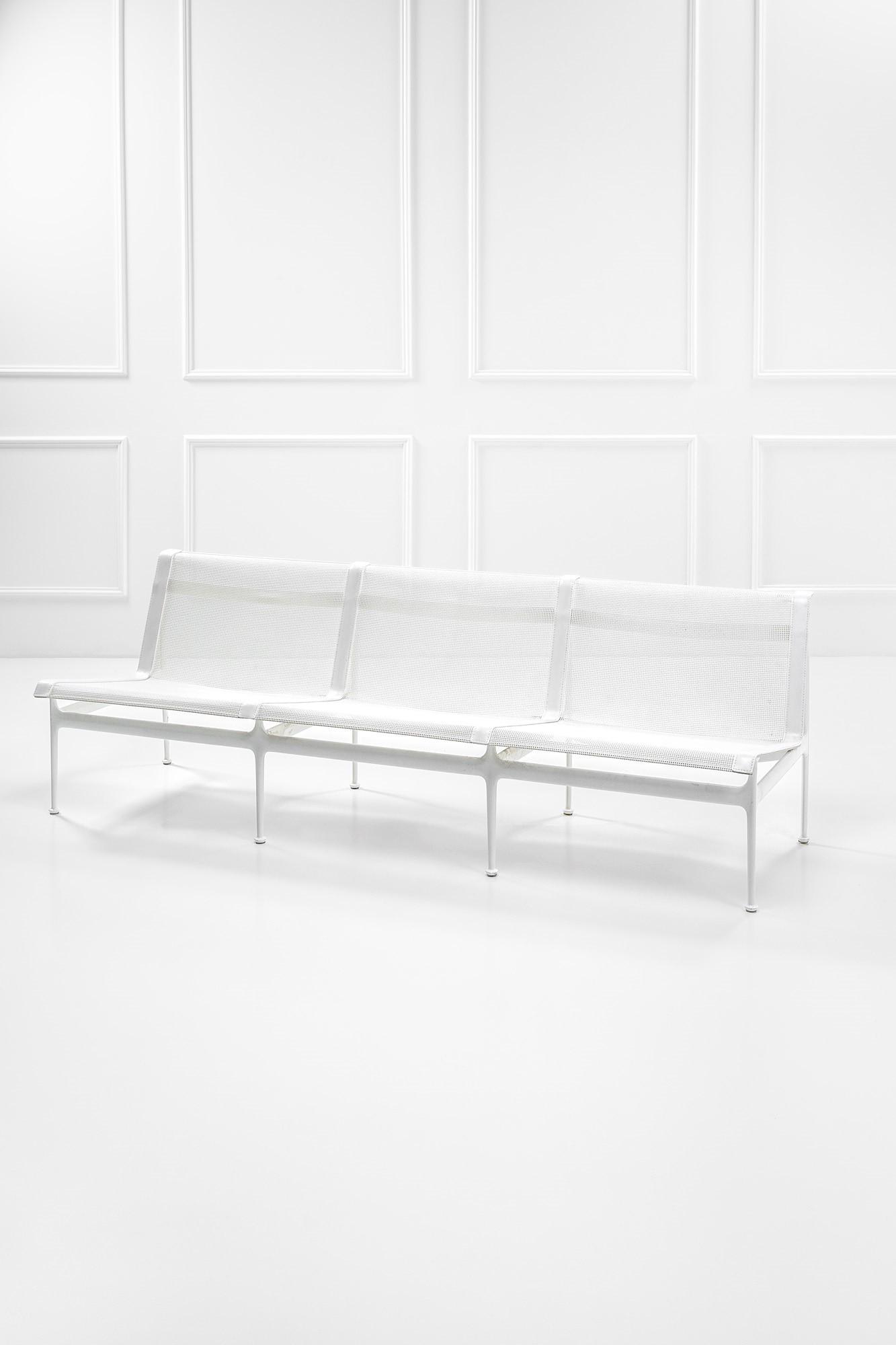 Richard Schultz, 1966 Three Seat Lounge: Panca da esterno 1966 Three Seat Lounge Alluminio verniciato, tessuto tecnico. Prod. Knoll, dal 1966, edizione degli anni '90 Etichetta e firma del designer. cm 74x222x75 LITERATURE: Catalogo di produ