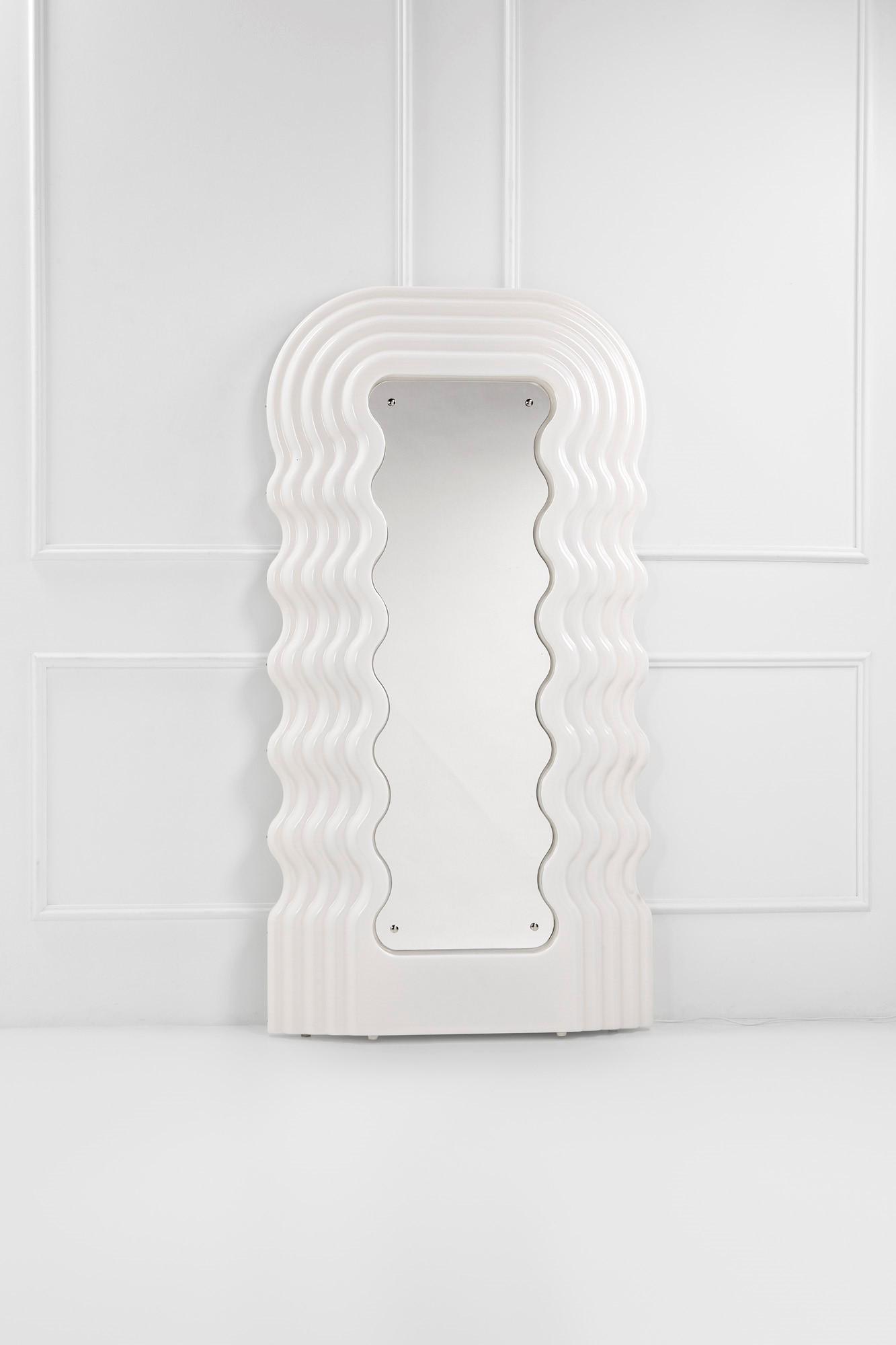 Ettore Sottsass, Specchiera da parete con cornice illuminata mod. Ultrafragola (1 of 4)