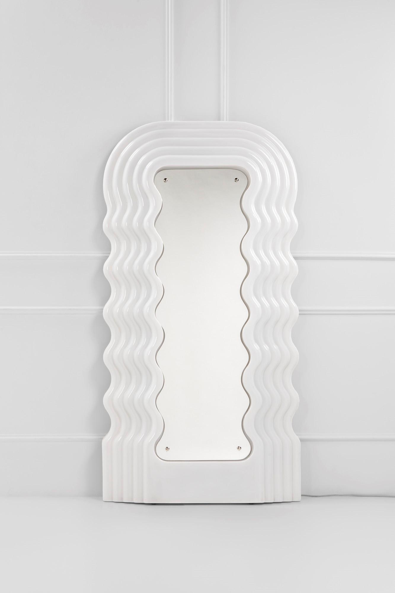 Ettore Sottsass, Specchiera da parete con cornice illuminata mod. Ultrafragola (1 of 4)