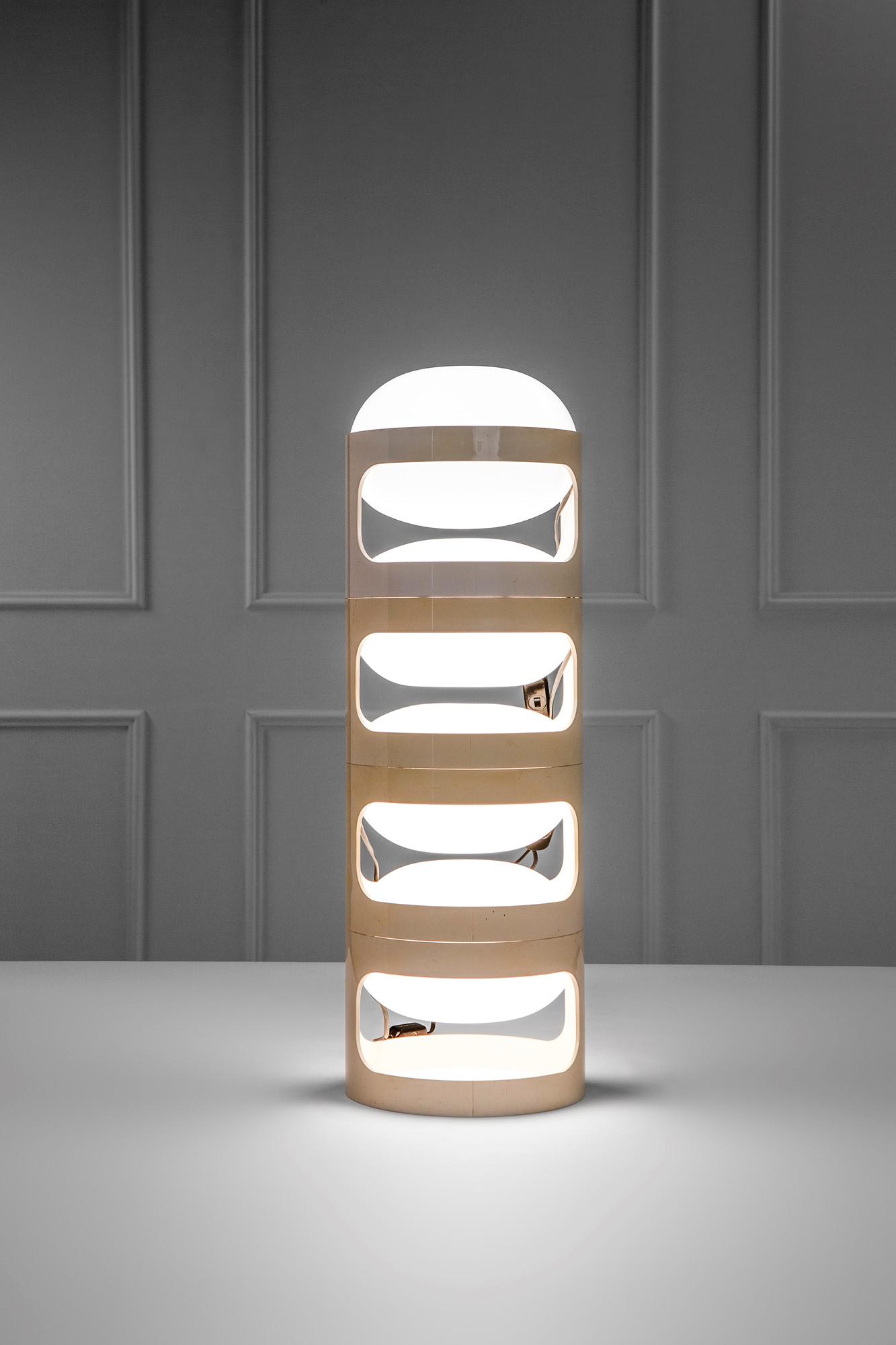 Joe Colombo, Lampada da tavolo componibile KD 27 a quattro elementi: Lampada da tavolo componibile KD 27 a quattro elementi ABS, metacrilato. Prod. Kartell, 1967 ca. h cm 23, diam. cm 26 (singolo elemento) LITERATURE: G. Gramigna, Repertorio del design italiano 1950-20