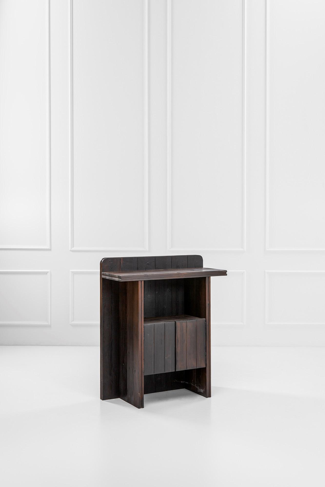 Edoardo Landi, Mobile contenitore mod. C13 Niland: Mobile a due ante mod. C13 Niland della linea Fuoco Legno massello trattato con fiamma ossidrica e verniciatura trasparente. Edizione Studio D, Piacenza, fine anni '70 cm 130x110x45 LITERATURE: Catalo