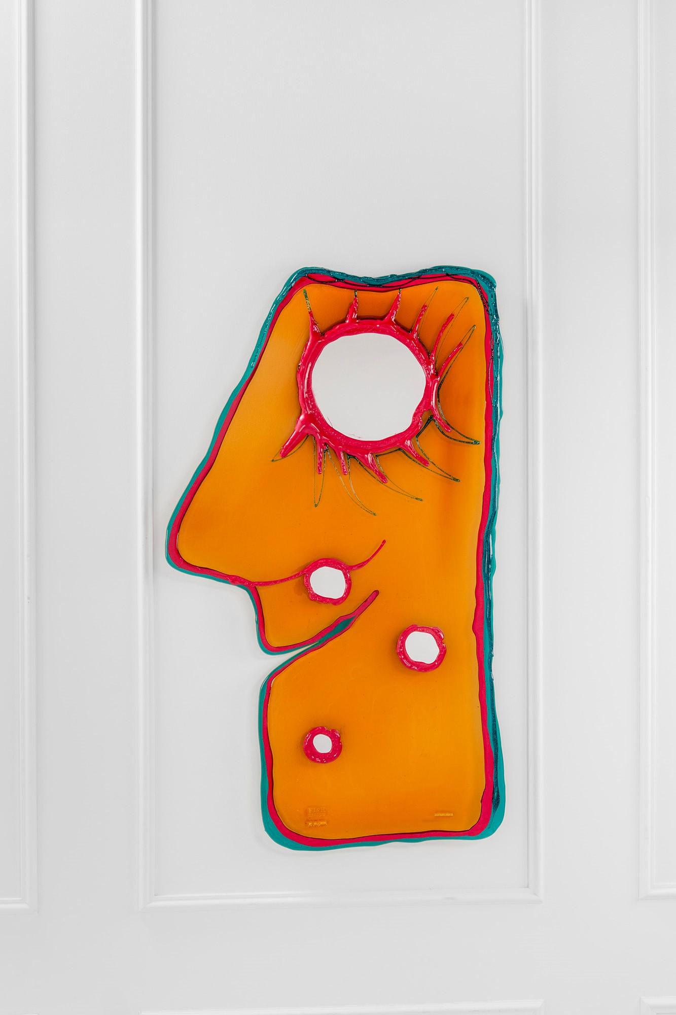 Gaetano Pesce, Specchio da parete mod. Look at me: Specchio da parete mod. Look at me Resina policroma, cristallo argentato. Prod. Fish Design, 2019. Marchio del produttore e nome del designer: Fish Design 05/2019 Gaetano Pesce. cm 140x80