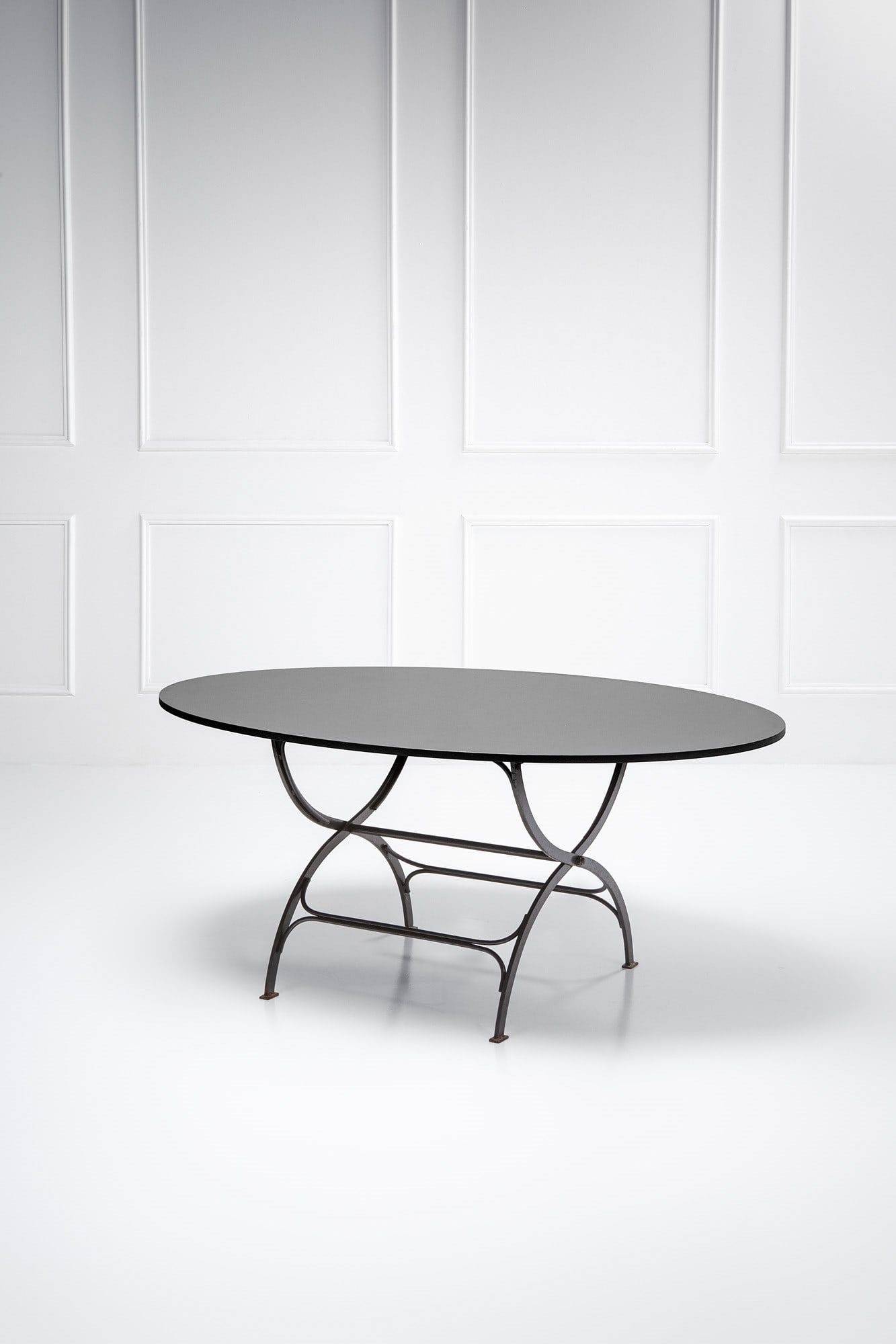 Luigi Caccia Dominioni, Tavolo mod. T14 Nonaro: Tavolo mod. T14 Nonaro Metallo laccato. Prod. Azucena, 1961 ca. cm 72x170x115 LITERATURE: Azucena. Mobili e oggetti, a cura di M. Imparato, F. Radaelli, S. Milesi, Azucena, Milano 2012, p.p.132-133