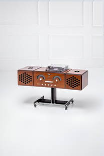 Achille e Pier Giacomo Castiglioni, Radiofonografo RR126: Radiofonografo RR-126-fo-st Mobile in compensato impiallacciato in legno di noce, coperchio del giradischi in plexiglass trasparente, base in fusione di alluminio. Prod. Brionvega, 1965 ca. Marchio de
