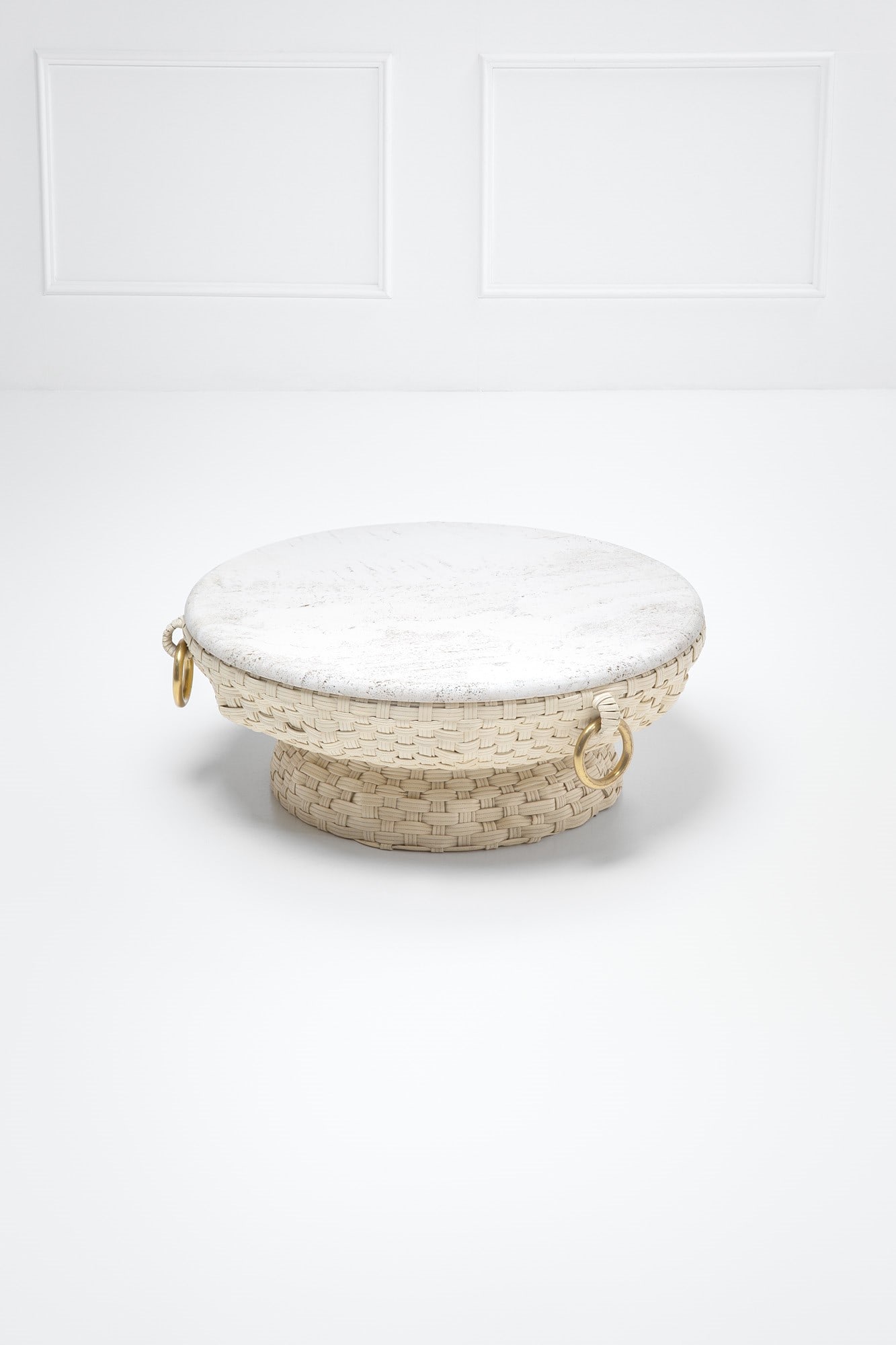 Marzio Cecchi, Tavolo basso: Tavolo basso Metallo verniciato, pelle, ottone, travertino. Edizione Studio Most, 1970 ca. h cm 36, diam. cm 96 LITERATURE: Modello presente sul repertorio iconografico dedicato a Marzio Cecchi sul si