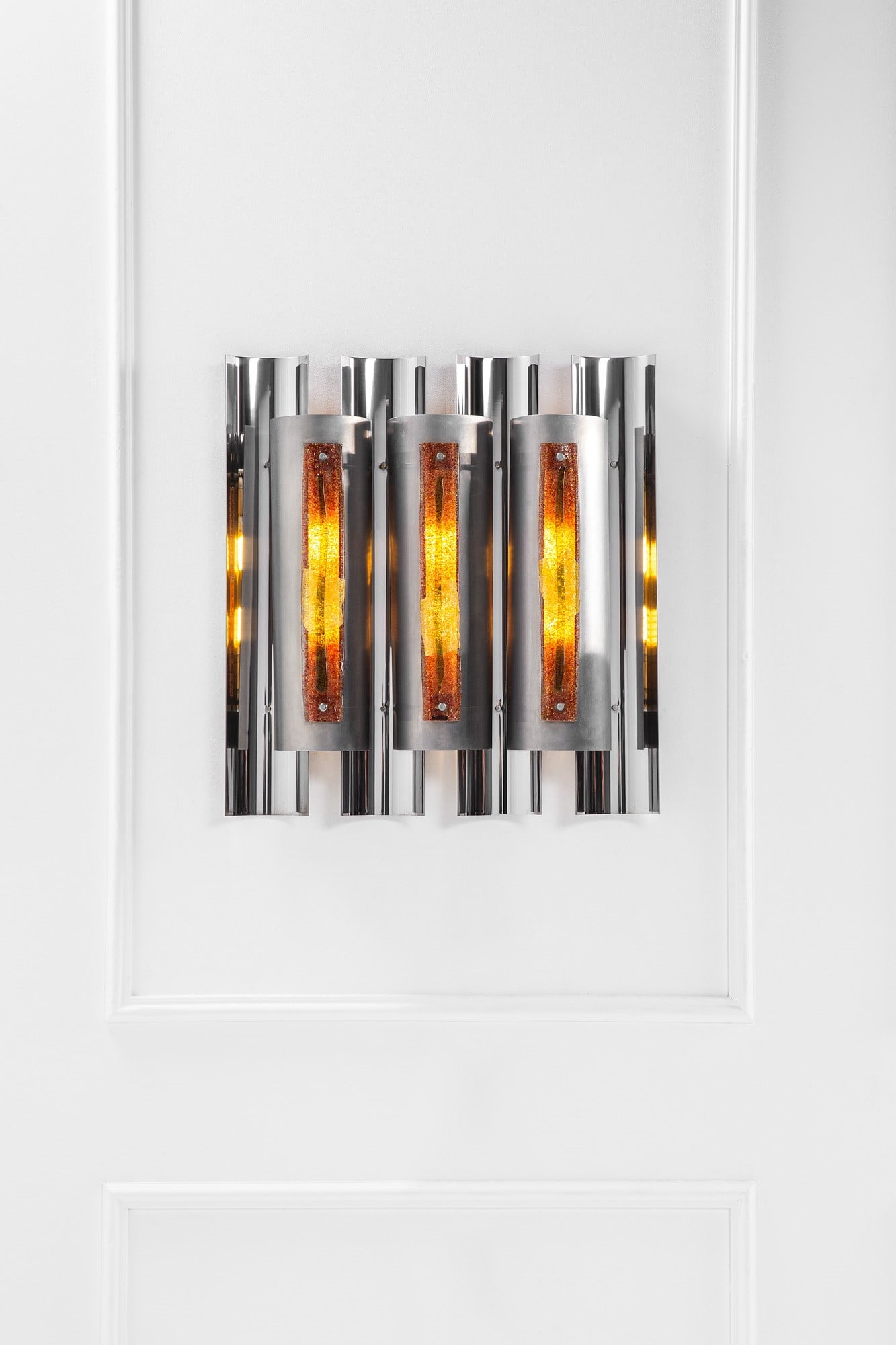 Angelo Brotto, Pannello luminoso da parete: Pannello luminoso da parete Metallo cromato, metallo satinato, vetro policromo. Prod. Esperia, 1970 ca. Etichetta del produttore. cm 71x68,5x14