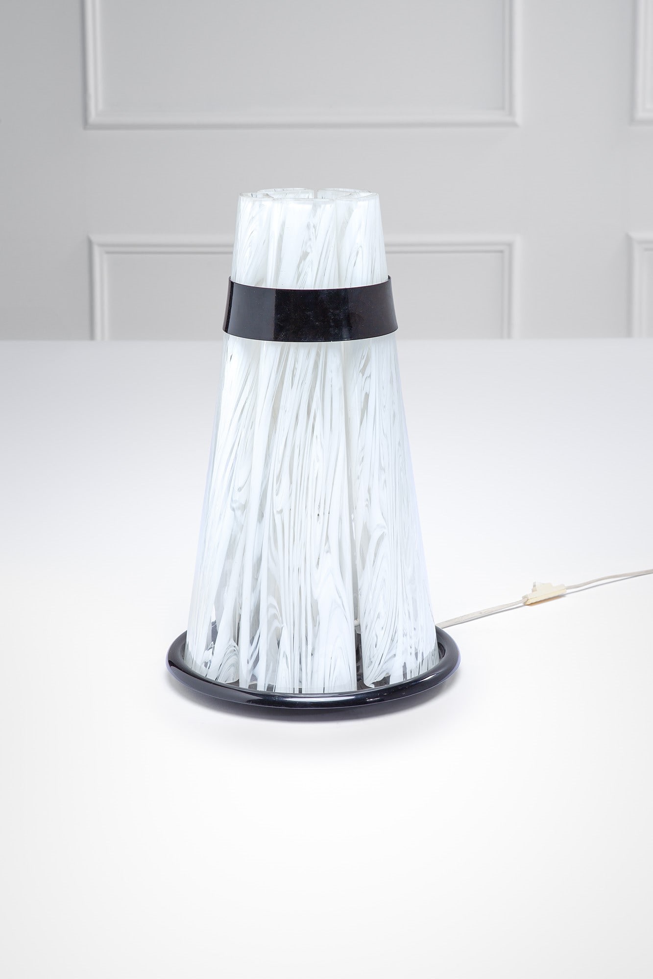 Federica Marangoni, Lampada da tavolo mod. Bricola veneziana: Lampada da tavolo mod. Bricola veneziana Tubi di vetro ovalizzati, lamierino cromato, metacrilato. Prod. I Tre, 1972 ca. Esposta nella Collezione Permanente della Triennale di Milano. h cm 47, diam. c