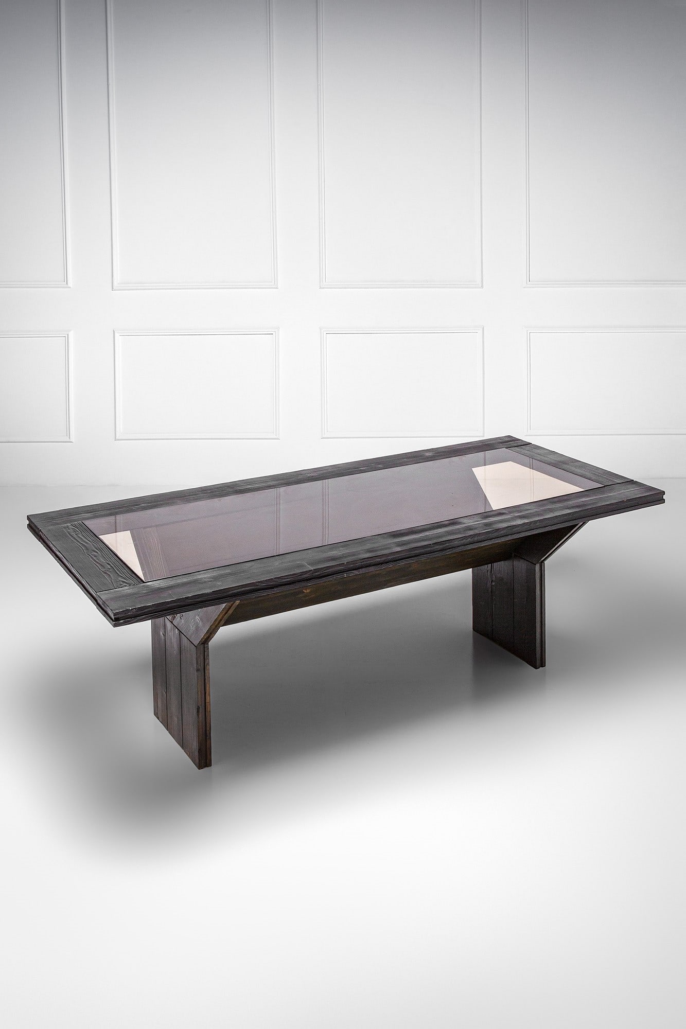 Edoardo Landi, Tavolo mod. T30 della linea Fuoco: Tavolo mod. T30 della linea Fuoco Legno massello trattato con fiamma ossidrica e verniciatura trasparente, cristallo. Edizione Studio D, Piacenza, fine anni '70 cm 75x225x100 LITERATURE: Catalogo di p