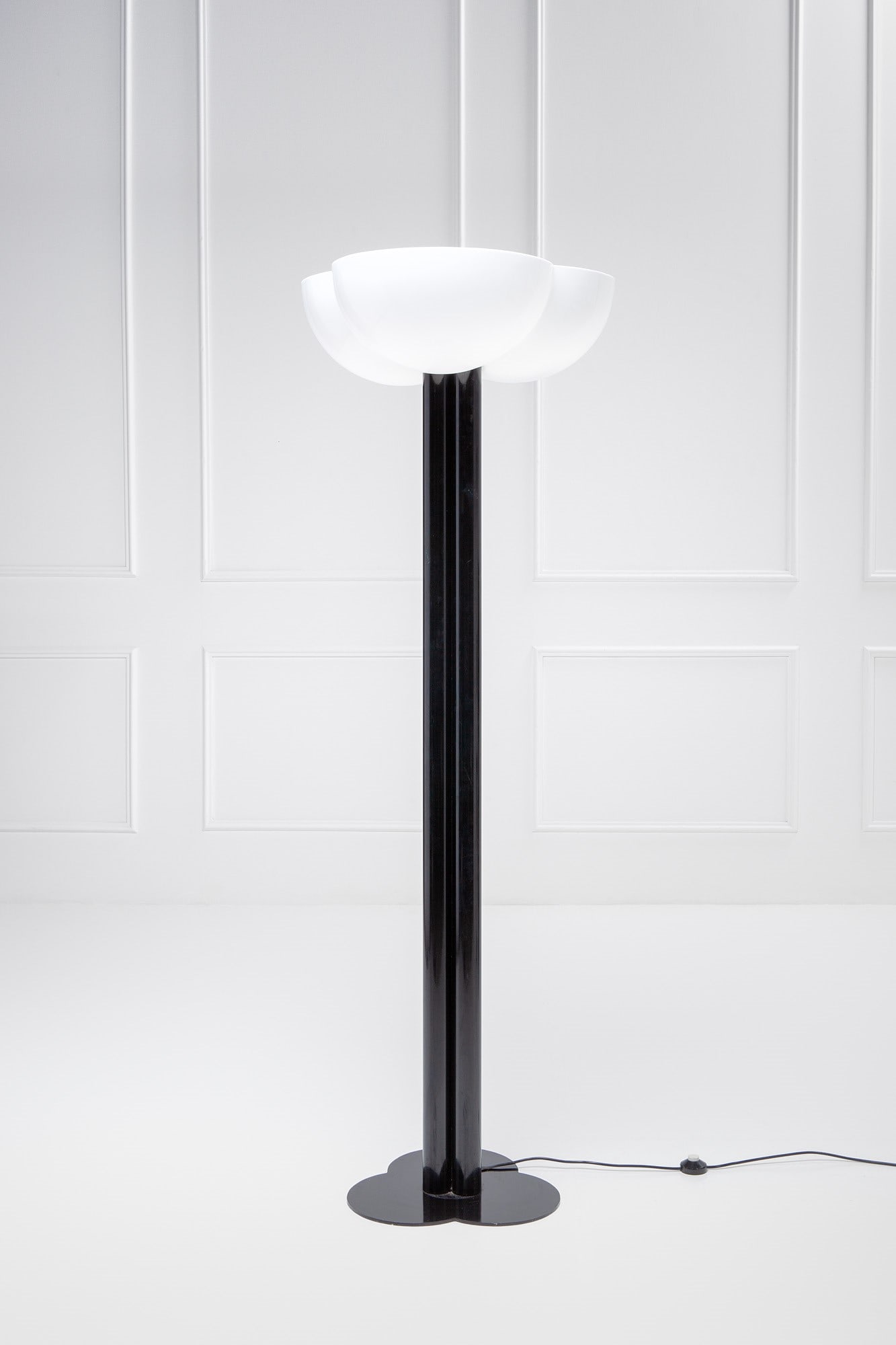 Sergio Asti, Lampada da terra mod. Trifoglio: Lampada da terra mod. Trifoglio Metallo verniciato, metacrilato opalino. Prod. Bilumen, 1970 ca. h cm 197, diam. paralume cm 67 LITERATURE: Domus n. 507, Febbraio 1972, pagina pubblicitaria.