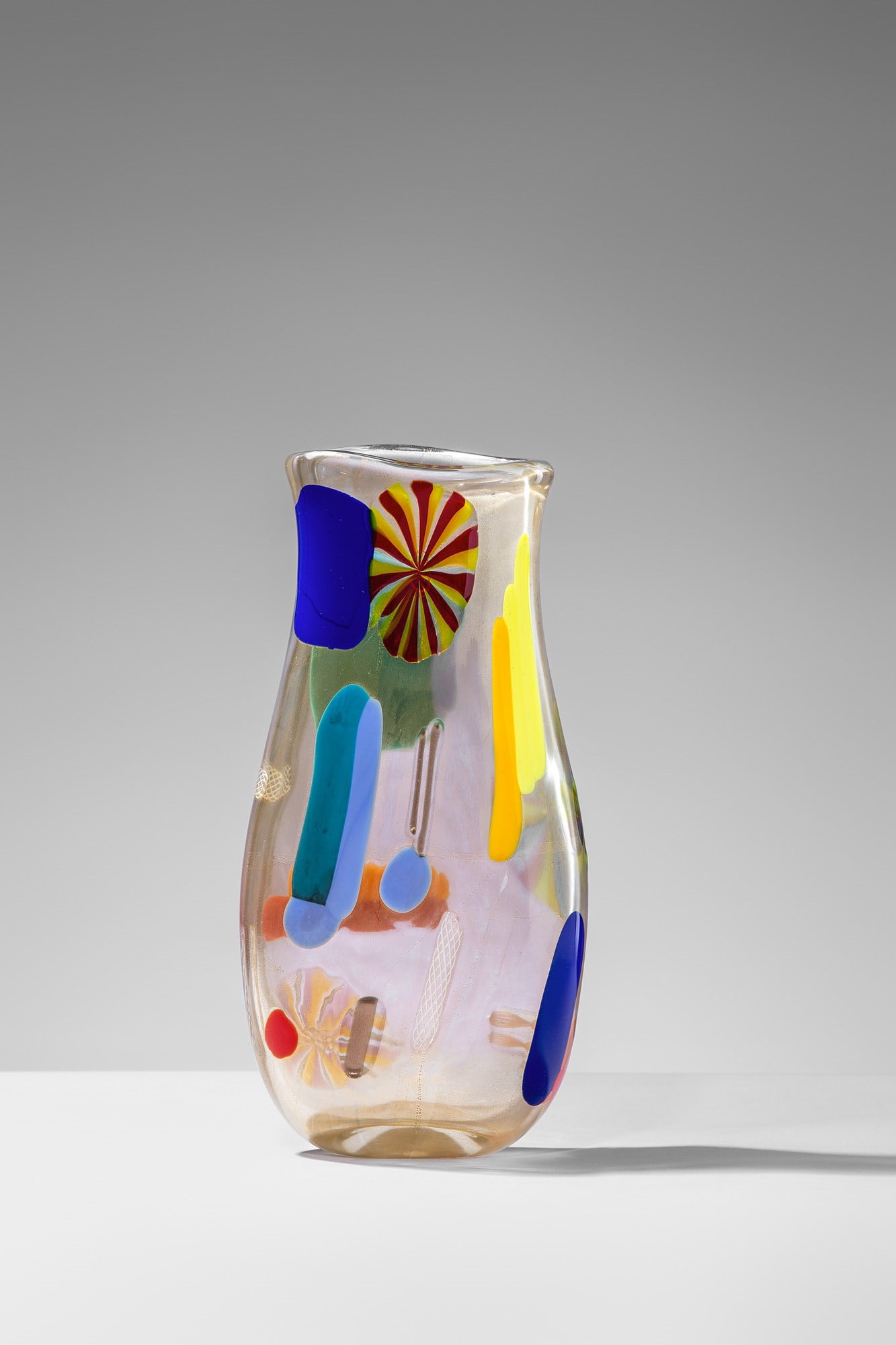 Vittorio Ferro, Vaso a macchie: VasoVetro soffiato a macchie e murrine policrome.Disegno ed esecuzione di Vittorio Ferro.Prod. Fornace Fratelli Pagnin, 1999Firma incisa a punta: Vittorio Ferro e Pagnin Massimiliano.h cm 31, larg. cm