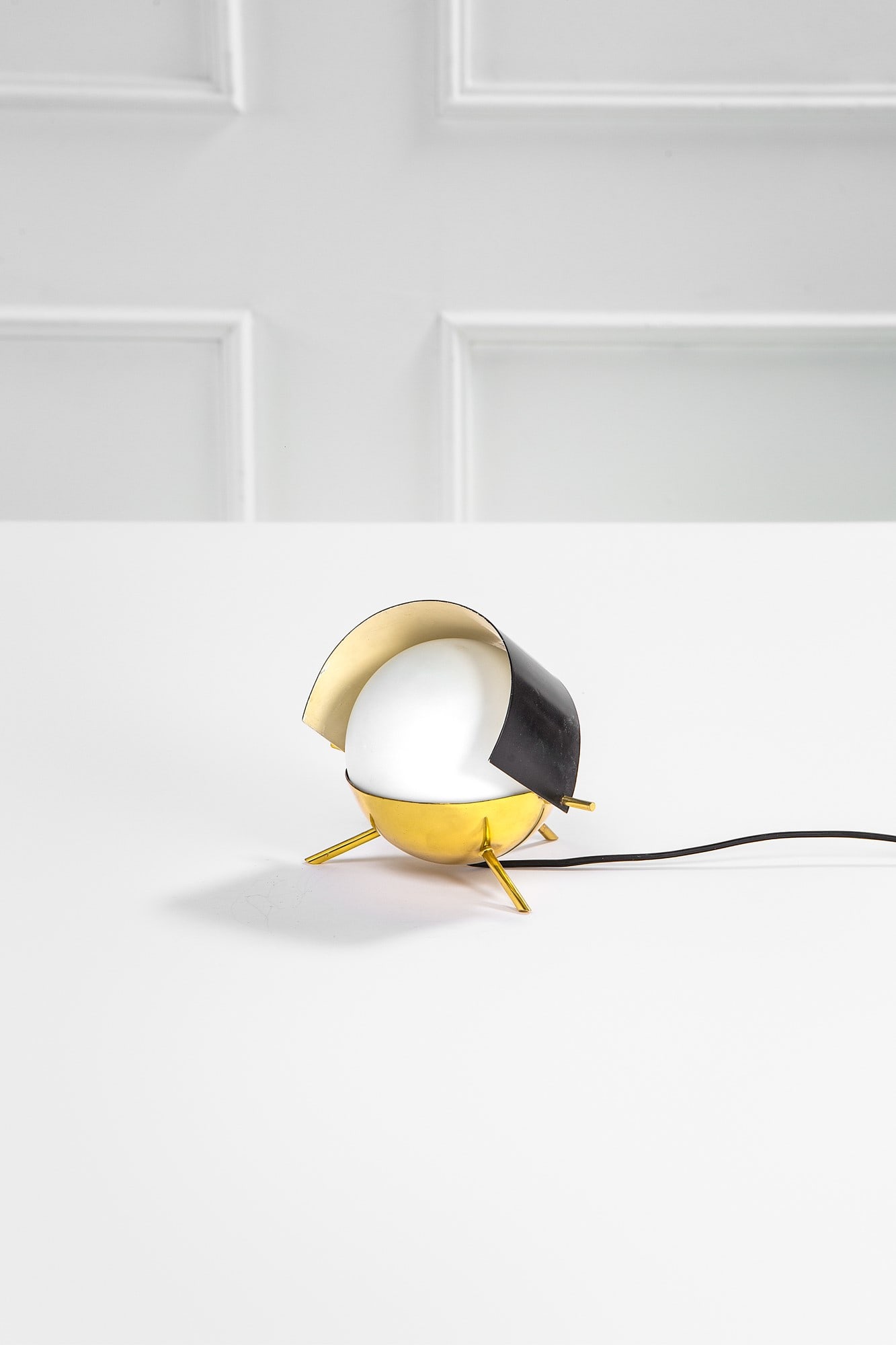 Stilux (attr.), Lampada tavolo: Lampada da tavoloMetallo laccato, ottone lucido, vetro opalino satinato.Prod. Stilux, 1950 ca.cm 16 x 18 x 16