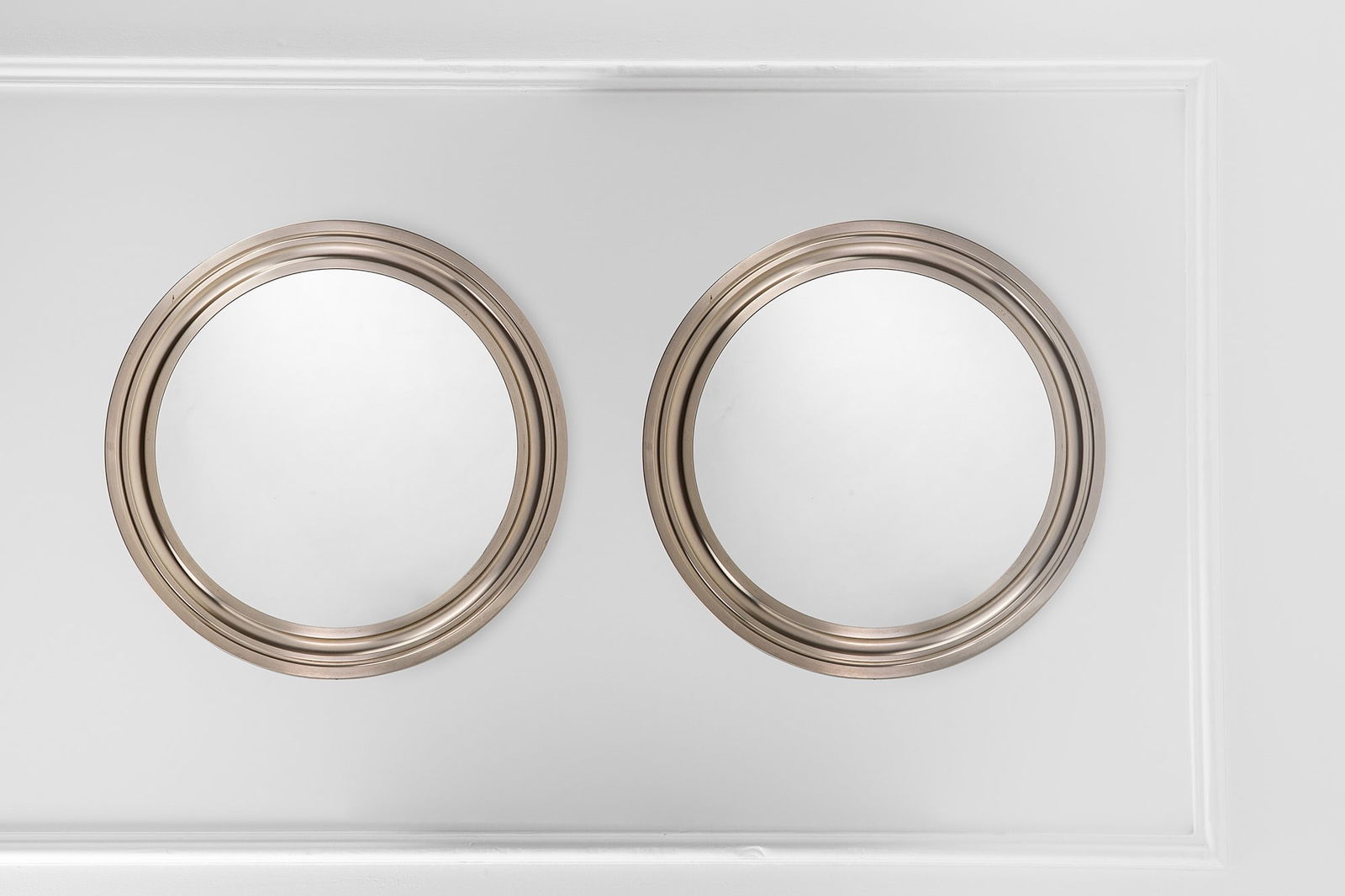 Gianni Moscatelli, Due grandi specchi da parete: Due grandi specchi da pareteMetallo nichelato.Prod. Formanova, 1970 ca.diam. cm 83