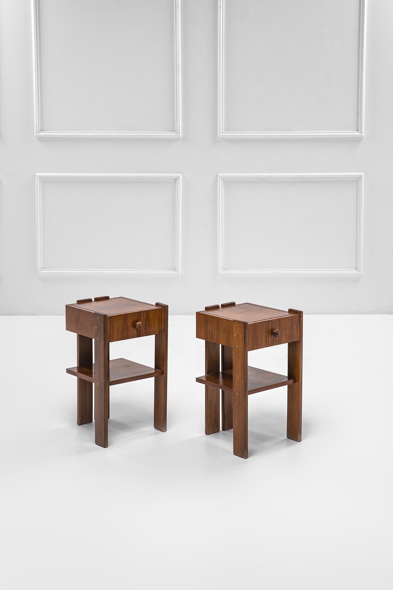 Due comodini (1 of 2)