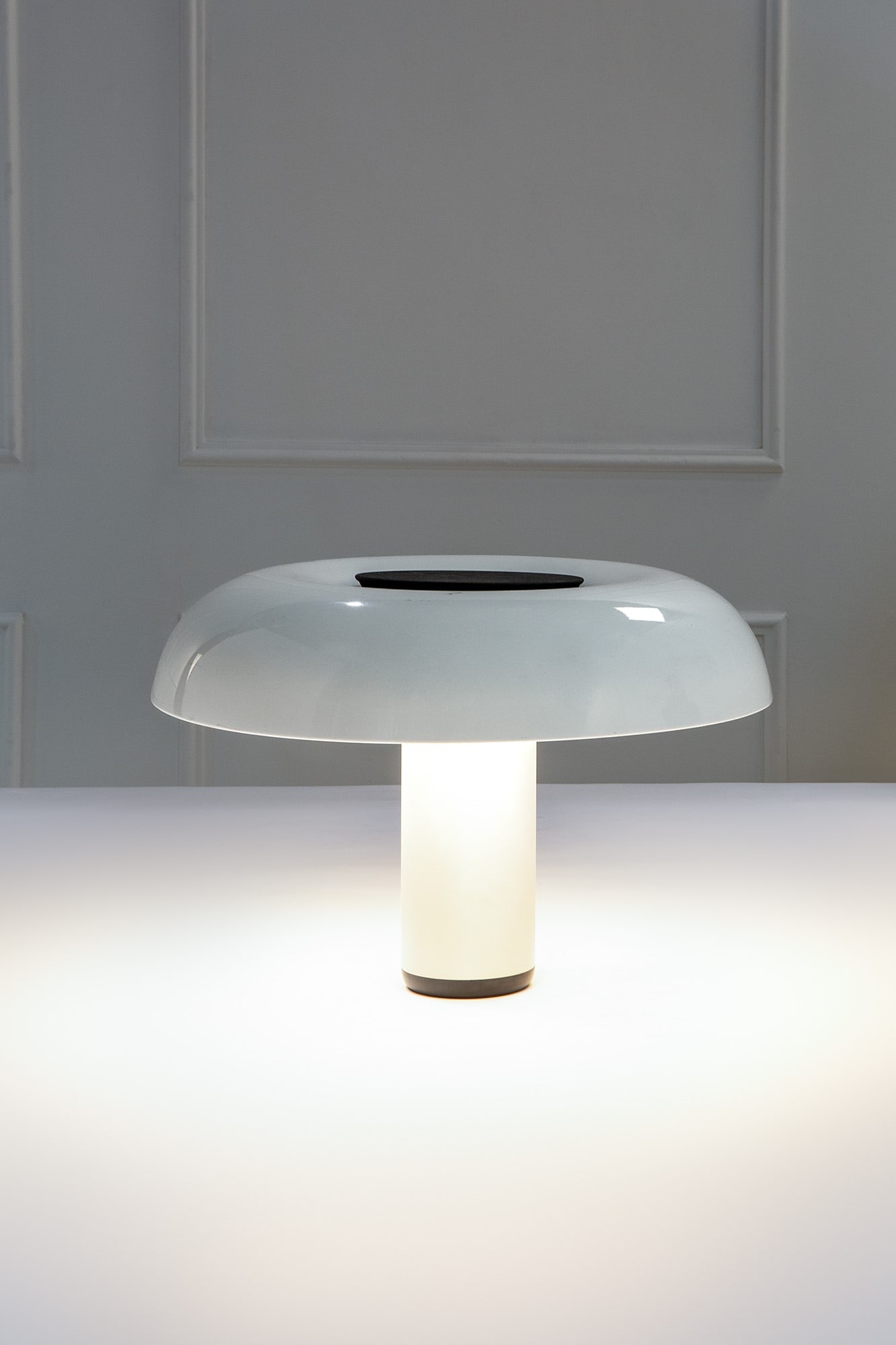 Lumenform, Lampada da tavolo: Lampada da tavoloMetallo verniciato, ghisa.Prod. Lumenform, 1970 ca.Marchio in rilievo del produttore sotto la base.h cm 38, diam. cm 60