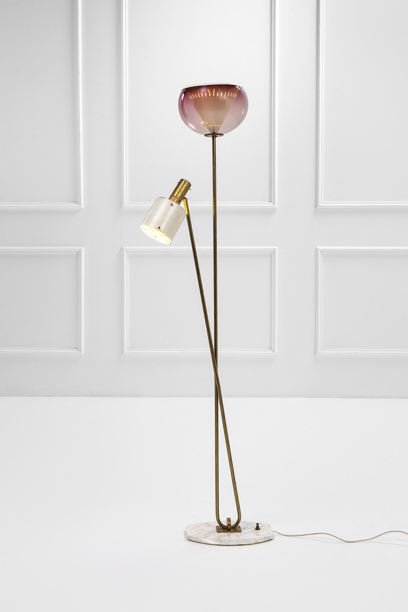 Stilux, Lampada da terra a due diffusori: Lampada da terra a due diffusoriMetallo verniciato, ottone, metacrilato, marmo.Prod. Stilux, 1960 ca.cm 168x50x35