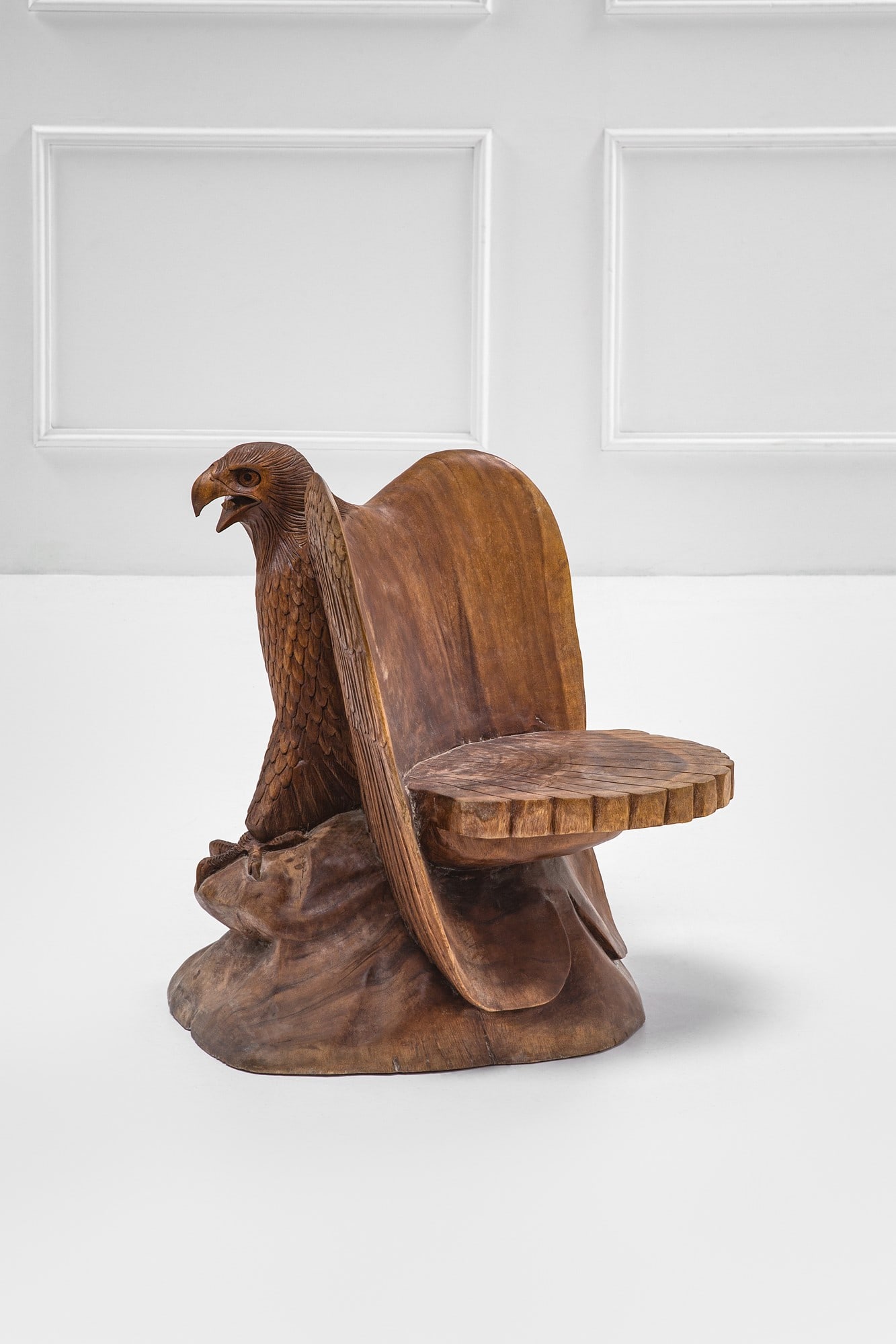 Seduta scultorea a guisa di aquila (1 of 3)