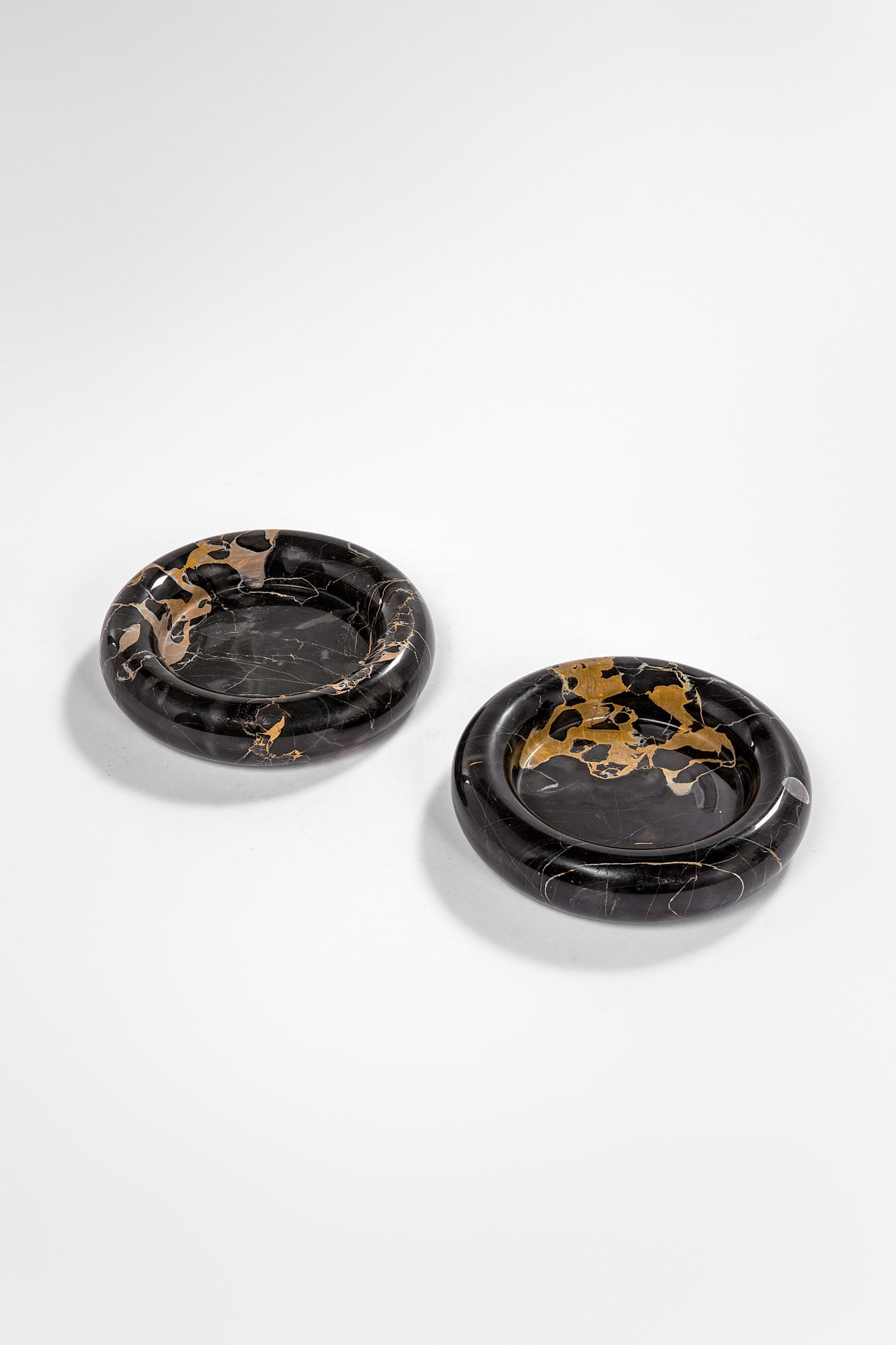 Angelo Mangiarotti, Due svuotatasche: Due svuotatascheMarmo Portoro.Prod. Skipper, 1970 ca.h cm 5,5, diam. cm 23