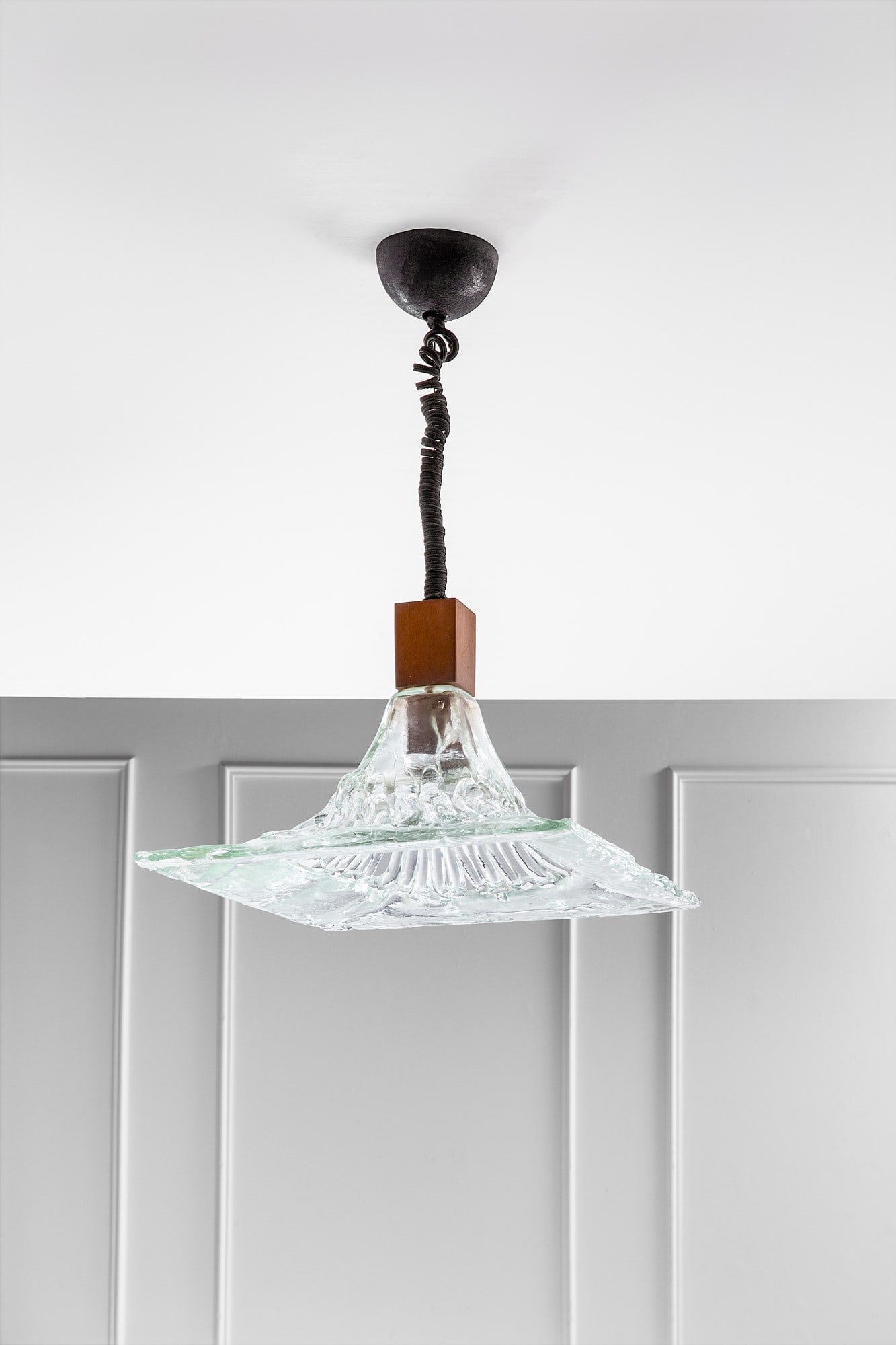 Angelo Brotto, Lampada a sospensione: Lampada a sospensioneVetro lavorato a caldo, legno.Prod. Esperia, 1970 ca.cm 75x50x50