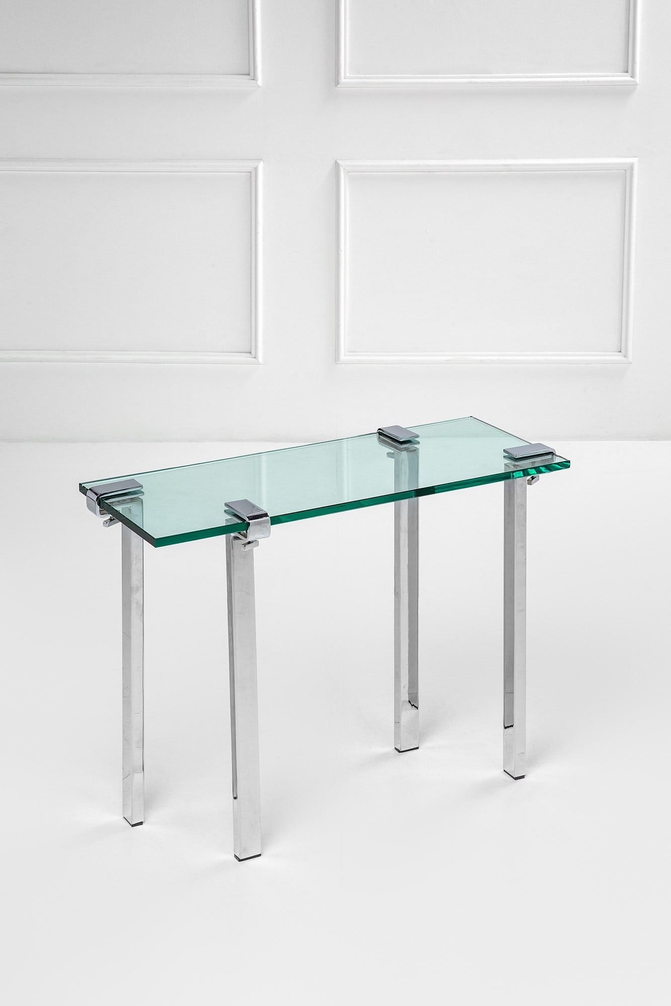 François Arnal, Console: ConsoleAcciaio cromato, cristallo molato.Prod. Atelier A, 1970 ca.cm 74x100x40Literature: François Jollant et Chloé Braunstein, Atelier A, Editions Norma, 2003.