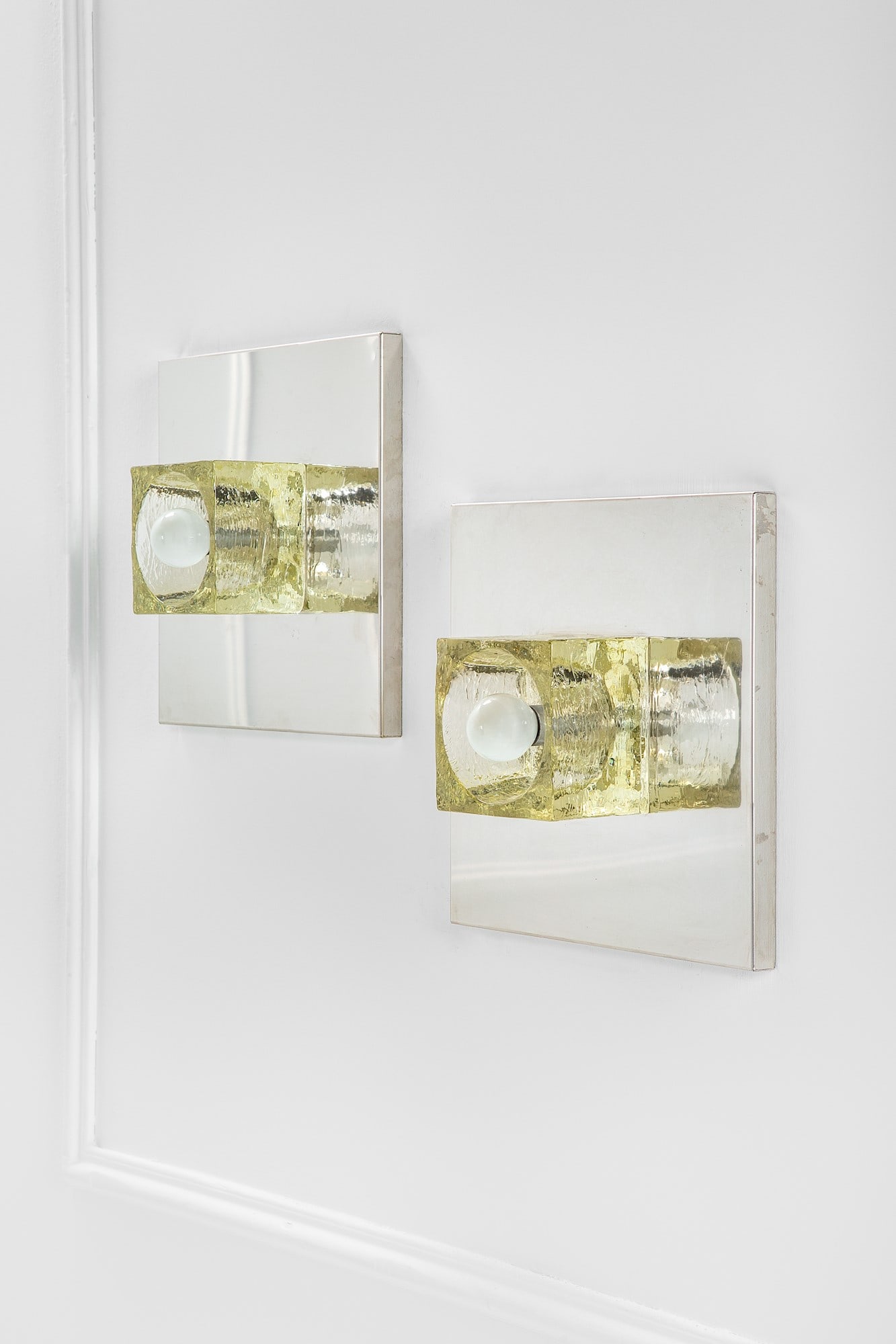 Poliarte, Due lampade da parete: Due lampade da pareteMetallo cromato, vetro ghiaccio.Prod. Poliarte, 1970 ca.cm 30x30x11