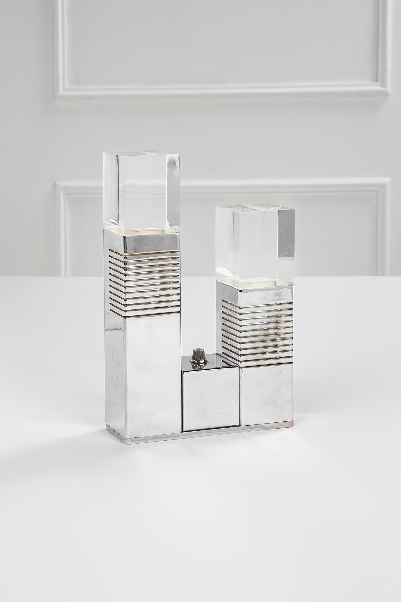 Gaetano Missaglia, Lampada da tavolo: Lampada da tavoloAlluminio spazzolato, metacrilato trasparente.Prod. Missaglia, 1960 ca.cm 37 x 24 x 8