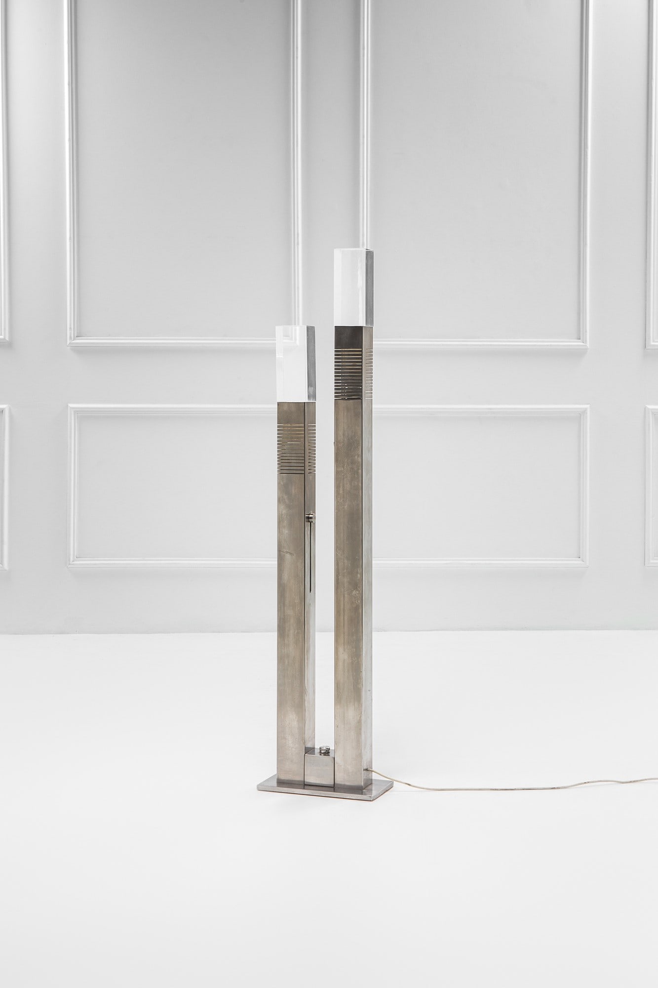 Gaetano Missaglia, Lampada da terra: Lampada da terraAlluminio spazzolato, metacrilato trasparente.Prod. Missaglia, 1960 ca.cm 141x32x17