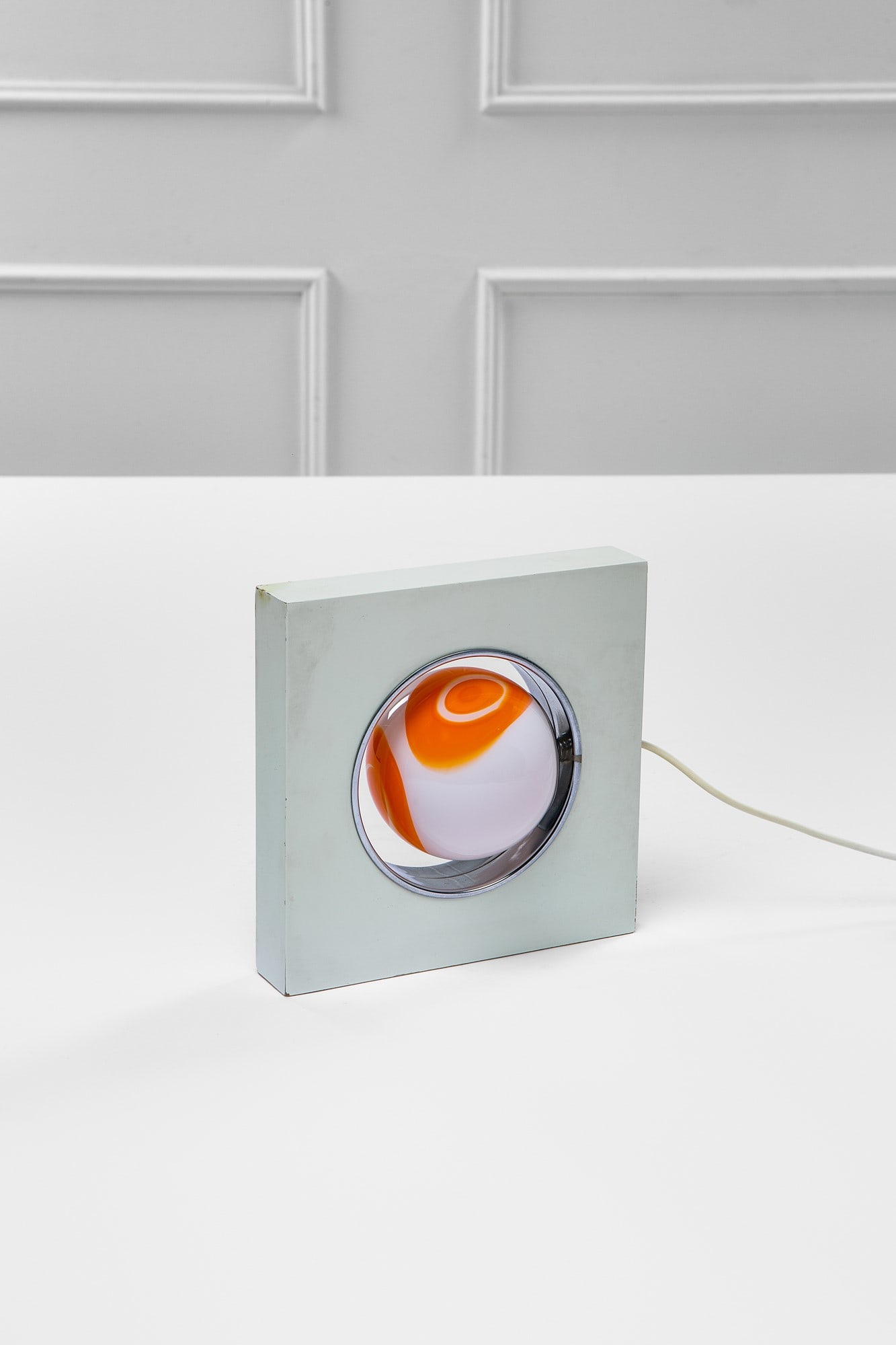 Angelo Brotto, Scultura luminosa: Scultura luminosaVetro opalino con inclusione di vetro colorato, legno laccato.Prod. Esperia, 1970 ca.h cm 24,5, diam. cm 12