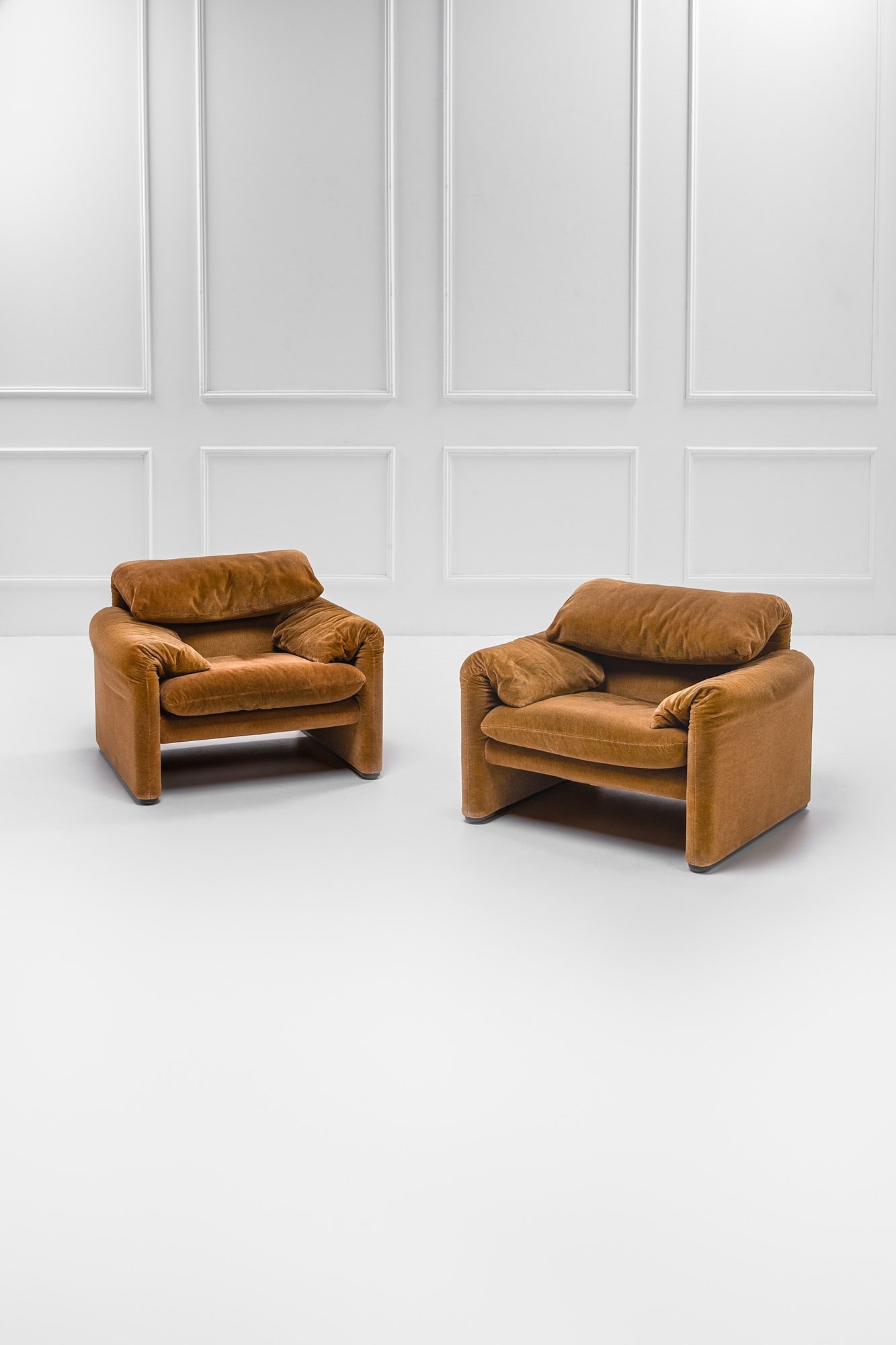 Vico Magistretti, Coppia di poltrone mod. Maralunga (1 of 4)