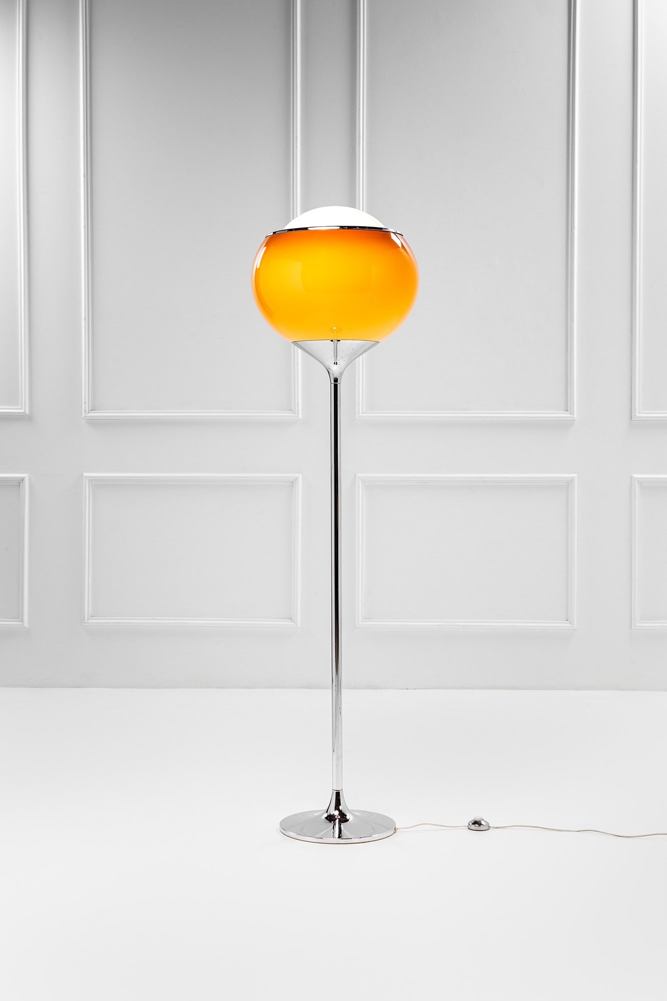Harvey Guzzini (attr.), Lampada terra: Lampada da terraMetallo cromato, metacrilato colorato e opalino.Prod. Harvey Guzzini, 1970 ca.h cm 176, diam. diffusore cm 48