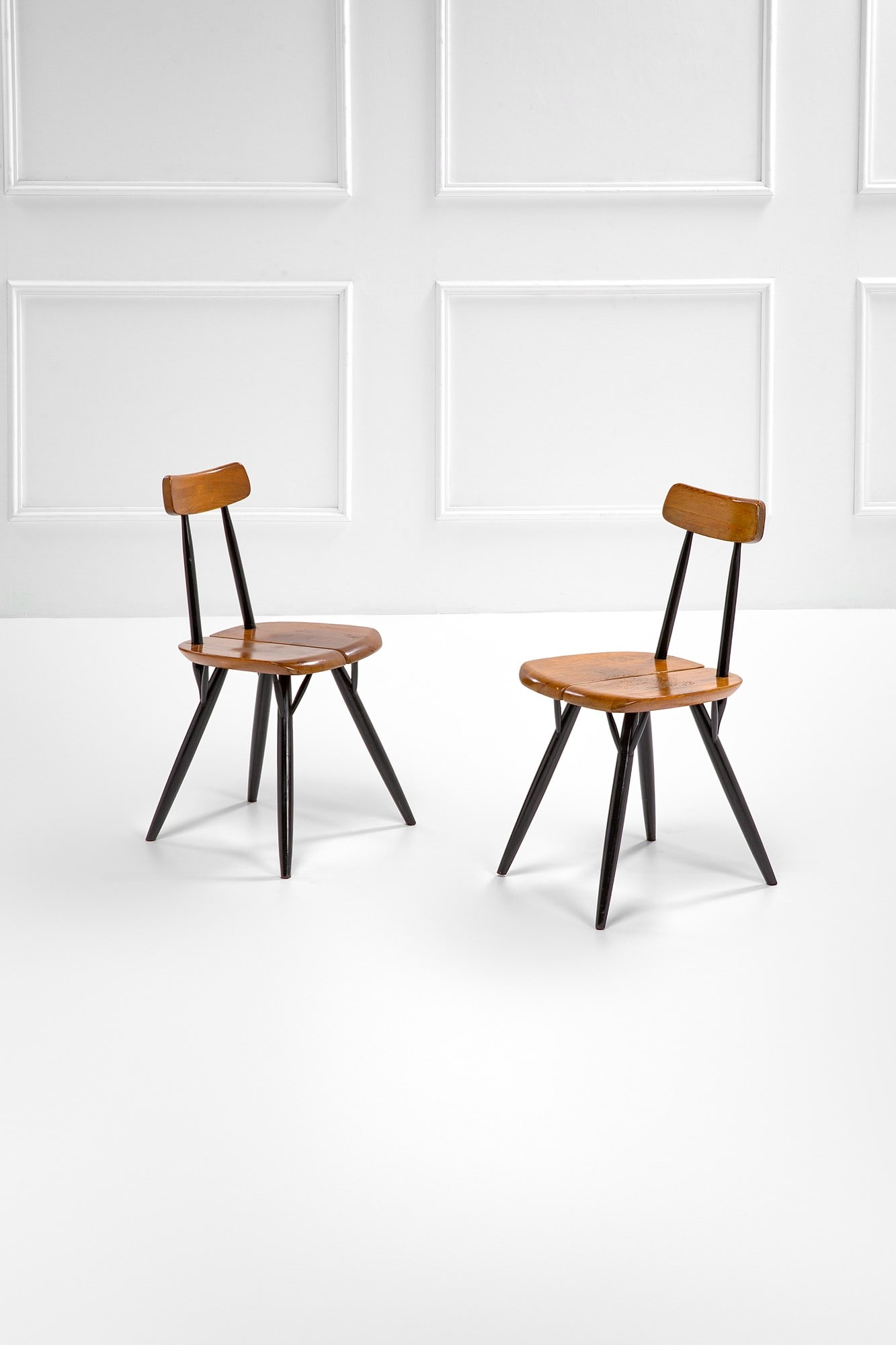 Ilmari Tapiovaara, Due sedie della serie Pirkka: Due sedie della serie Pirkka Legno massello, legno ebanizzato. Prod. Laukaan Puu, Finland, disegno del 1957. Marchio del produttore. cm 75x38x38