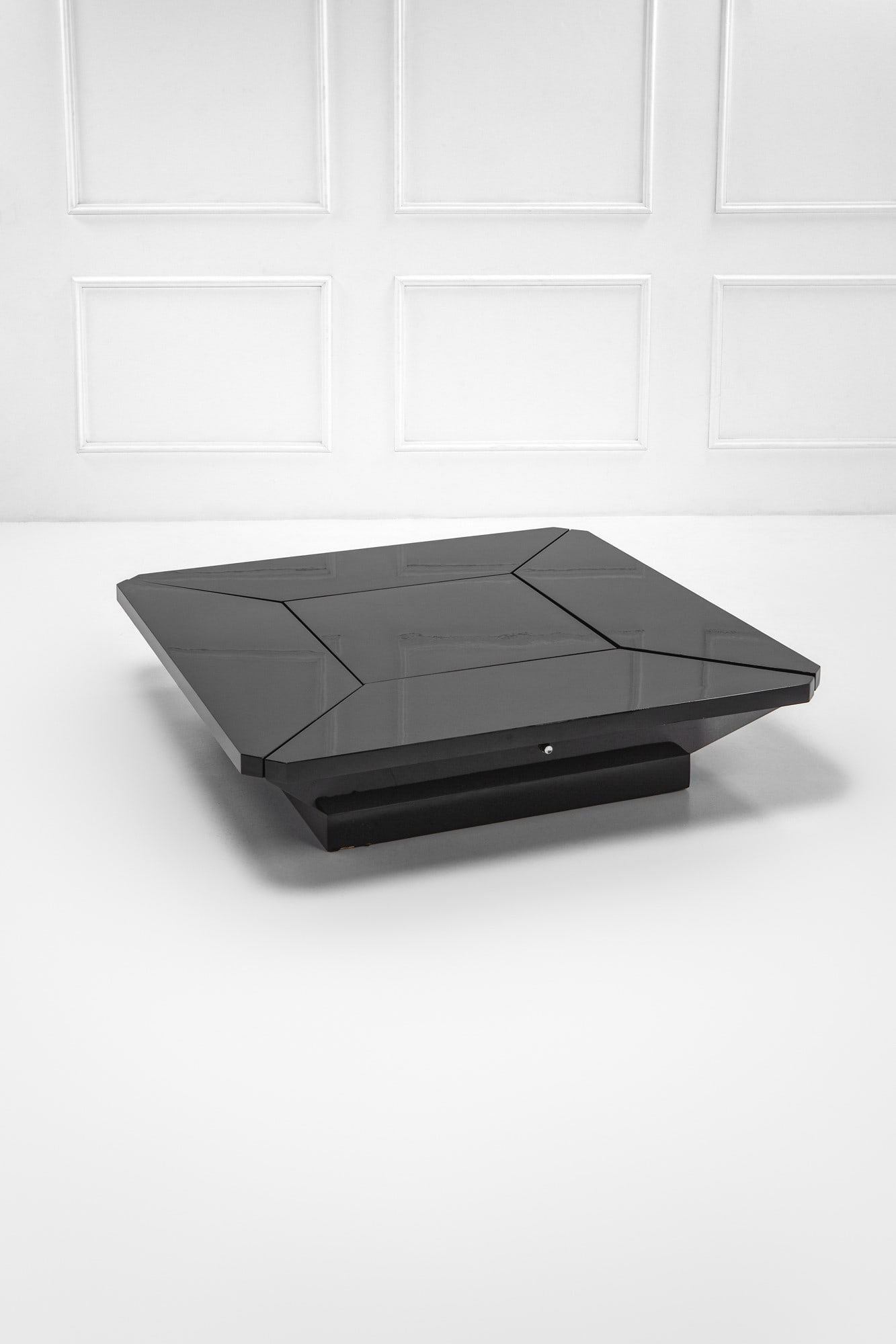 Fabrizio Cocchia, Tavolo da cocktail mod. Coclea: Tavolo da cocktail mod. Coclea Legno laccato, metallo cromato. Prod. Sormani, 1971 ca. chiuso cm 37x152x152aperto cm 59x200x200 LITERATURE: Domus, n. 528, novembre 1973.