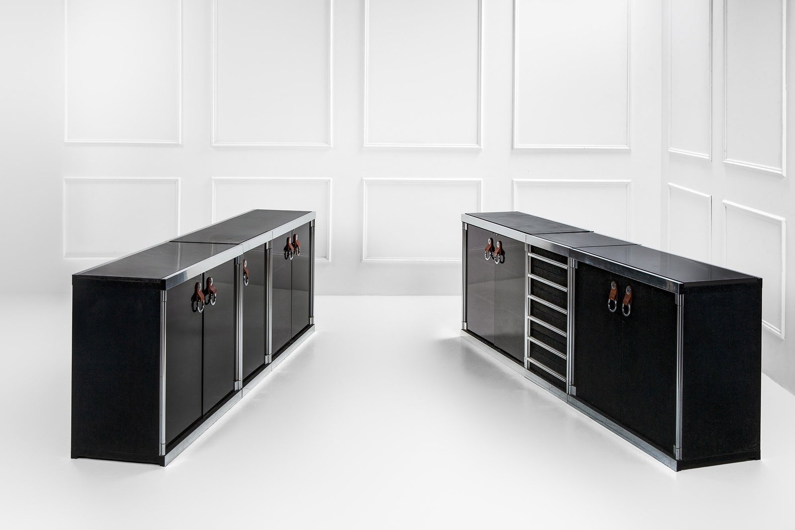 Guido Faleschini, Credenza componibile della serie Tucroma: Credenza componibile della serie Tucroma Composta da sei moduli. Legno laccato, metallo cromato, cuoio, tessuto, marmo, vetro. Prod. F.lli Mariani, 1970 ca. modulo piccolo cm 85x52x46, modulo grande c