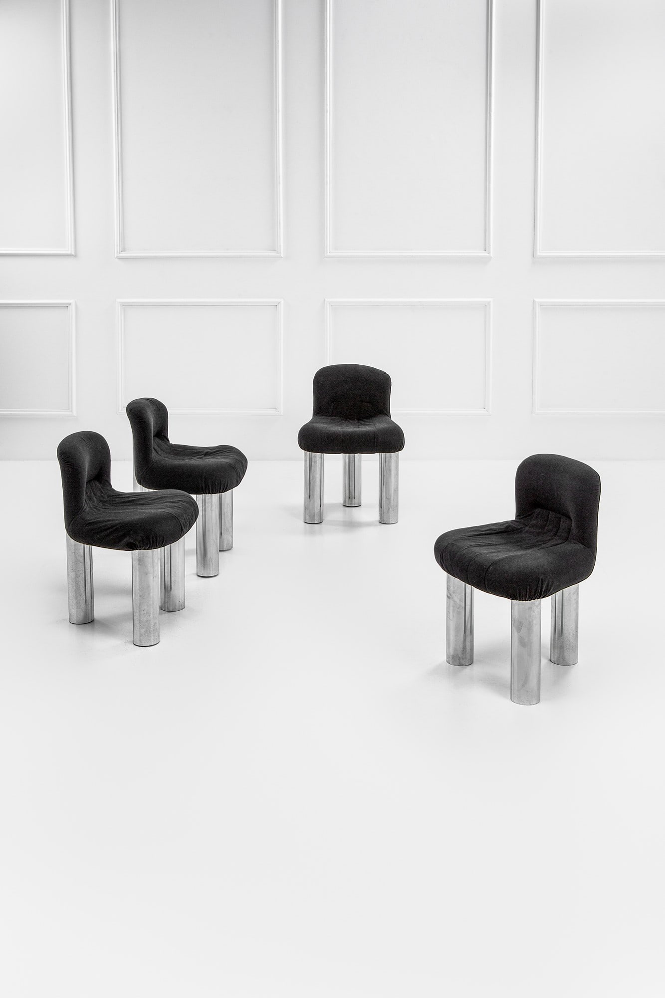 Cini Boeri, Quattro sedie mod. Botolo: Quattro sedie mod. Botolo Metallo cromato, tessuto. Prod. Arflex, 1970 ca. Marchio del produttore. cm 74x56x54 LITERATURE: G. Gramigna, Repertorio del design italiano 1950-2000. Per l'arredamento dome